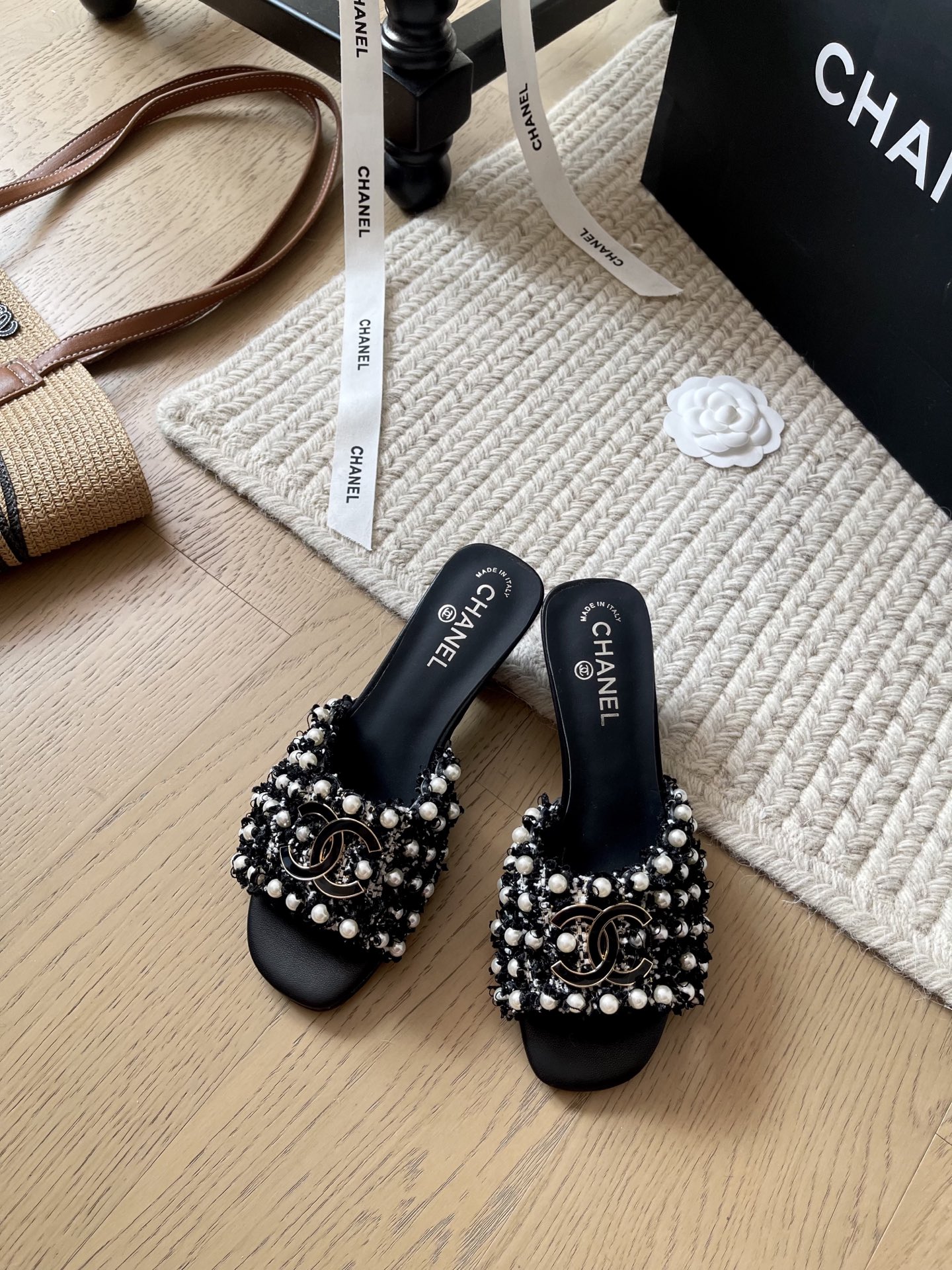 NO:240531,Chanel 25P spring and summer new high heel slippers!  Top version!  First sale 5cm height increase, custom fabric on upper, custom buttons, footbed sheepskin, genuine leather soles, size 35-40, customization, no return or replacement, slippers, chanel, slippers, sheepskin, Leather soles19860909Chanel 25P春夏新款高跟拖鞋！ 顶级版本！ 抢先发售 5cm增高 鞋面定制面料 定制扣子 垫脚羊皮 真皮大底 码数35-40 定制不退不换,拖鞋,chanel,slippers,sheepskin,Leather soles,Women's Shoes