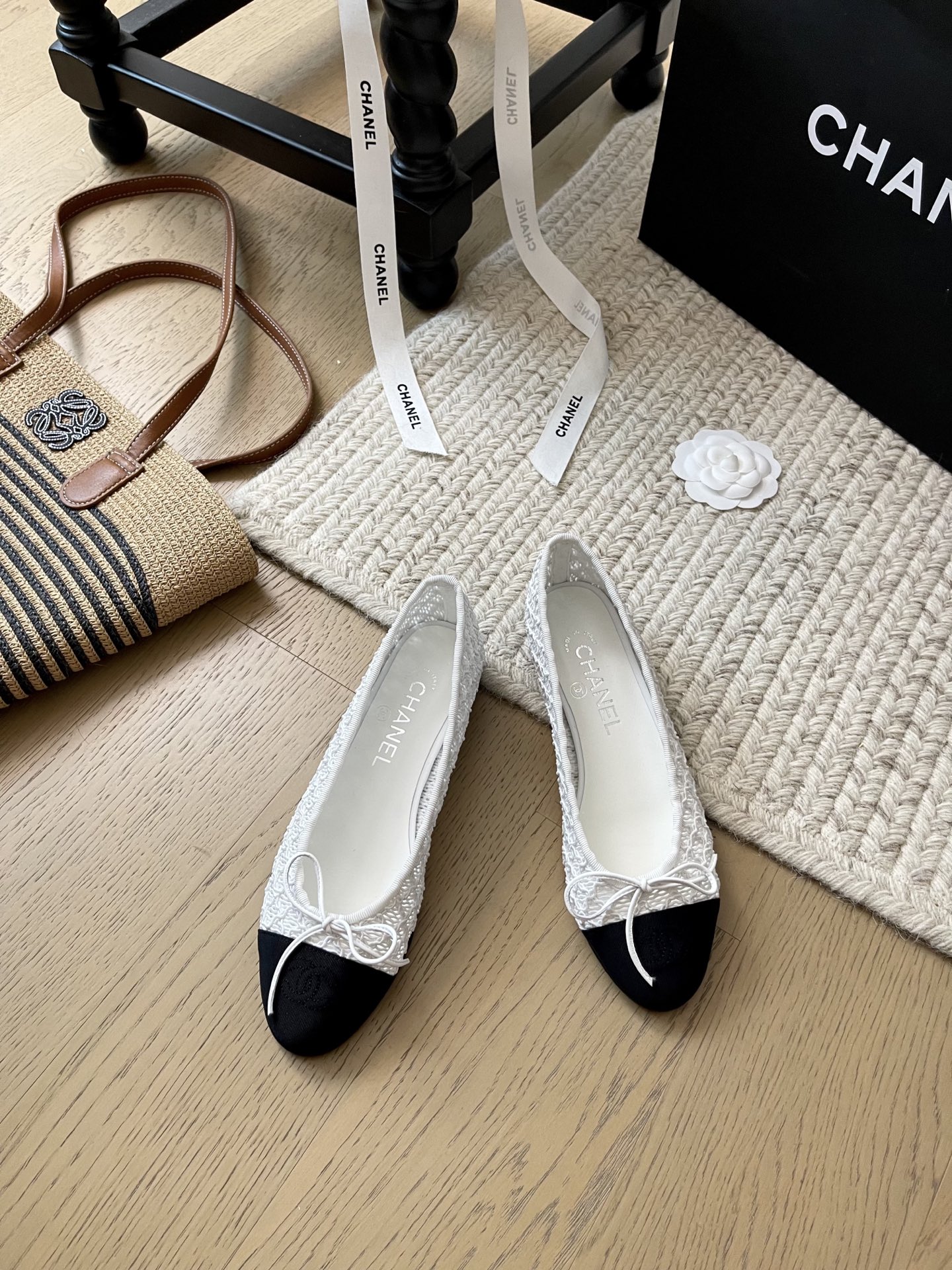 NO:240525,Chanel classic ballet shoes new color matching!  Top version!  New colors added. This shoe does not need to introduce the classics in the classics. The foot feels very comfortable. It is very suitable for daily commuting. Heel height 2.5cm. Custom fabric on the upper. Floor pad sheepskin. Genuine leather sole. Size 35-41. Customized non-returning or replacement. Ballet shoes, chanel, sheepskin.19860909Chanel 经典款芭蕾舞鞋新配色！ 顶级版本！新增的新色 这款鞋不用多介绍经典中的经典 脚感也很舒适 日常通勤都很适合 跟高2.5cm 鞋面定制面料 垫脚羊皮 真皮底 码数 35-41 定制不退不换,芭蕾舞鞋,chanel,sheepskin,Women's Shoes