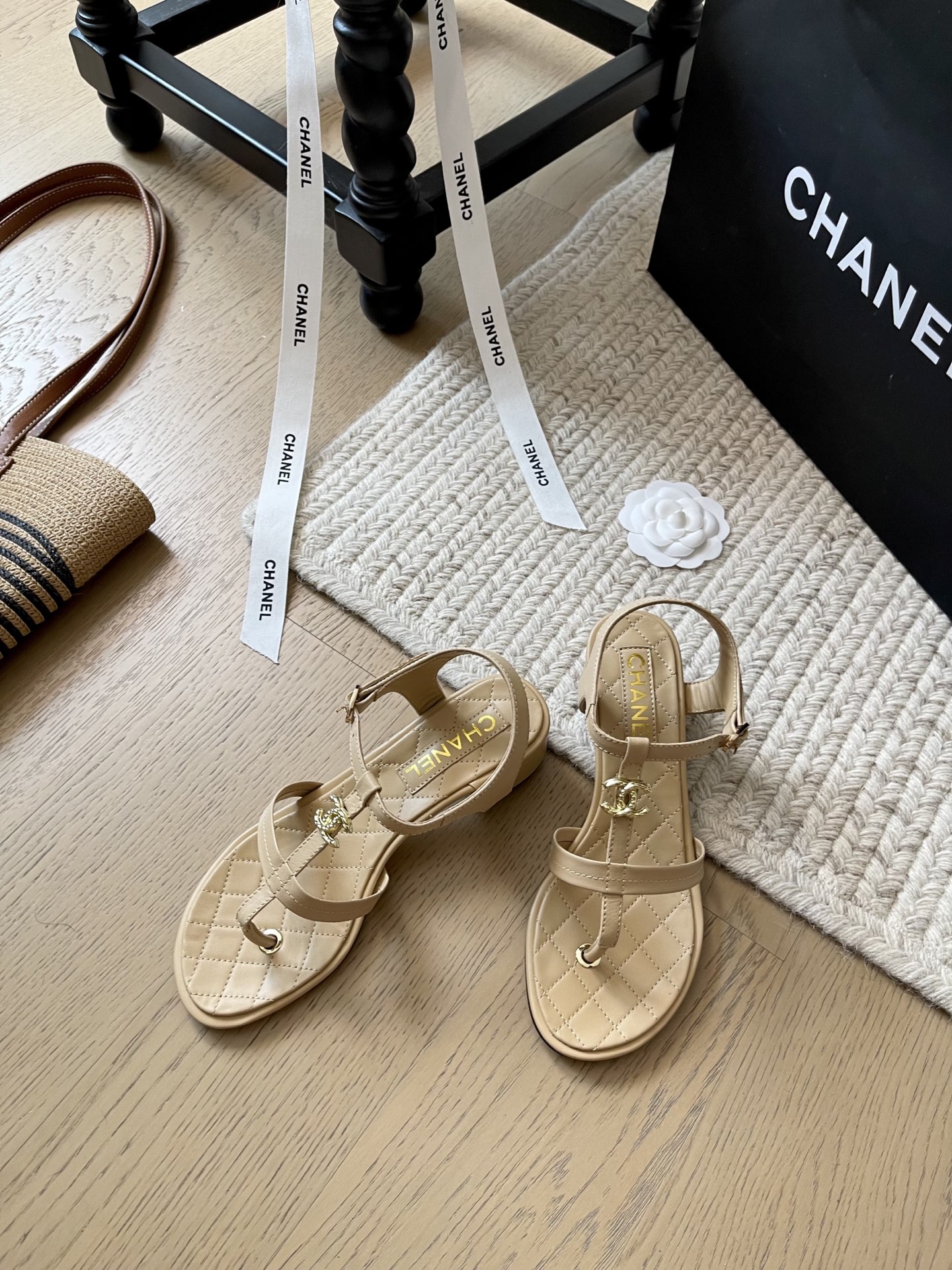 NO:245803,Chanel classic spring and summer thick heel sandals!  All series are inquiry with pictures!  It's really beautiful to wear~ versatile commuting style!  5cm height increase, make your feet look taller and don't tired, cowhide upper, sheepskin inner, genuine leather outsole Size: 35-40 Customized non-return or replacement, split-toed shoes, chanel, sandals, cowhide, sheepskin, Leather soles19860909Chanel 经典春夏粗跟凉鞋 ！ 系列都有 带图询价！ 上脚真的很美~通勤百搭款！ 5cm增高 显高又不累脚 鞋面牛皮 内里羊皮 真皮大底 码数:35-40 定制不退不换,分趾鞋,chanel,sandals,cowhide,sheepskin,Leather soles,Women's Shoes