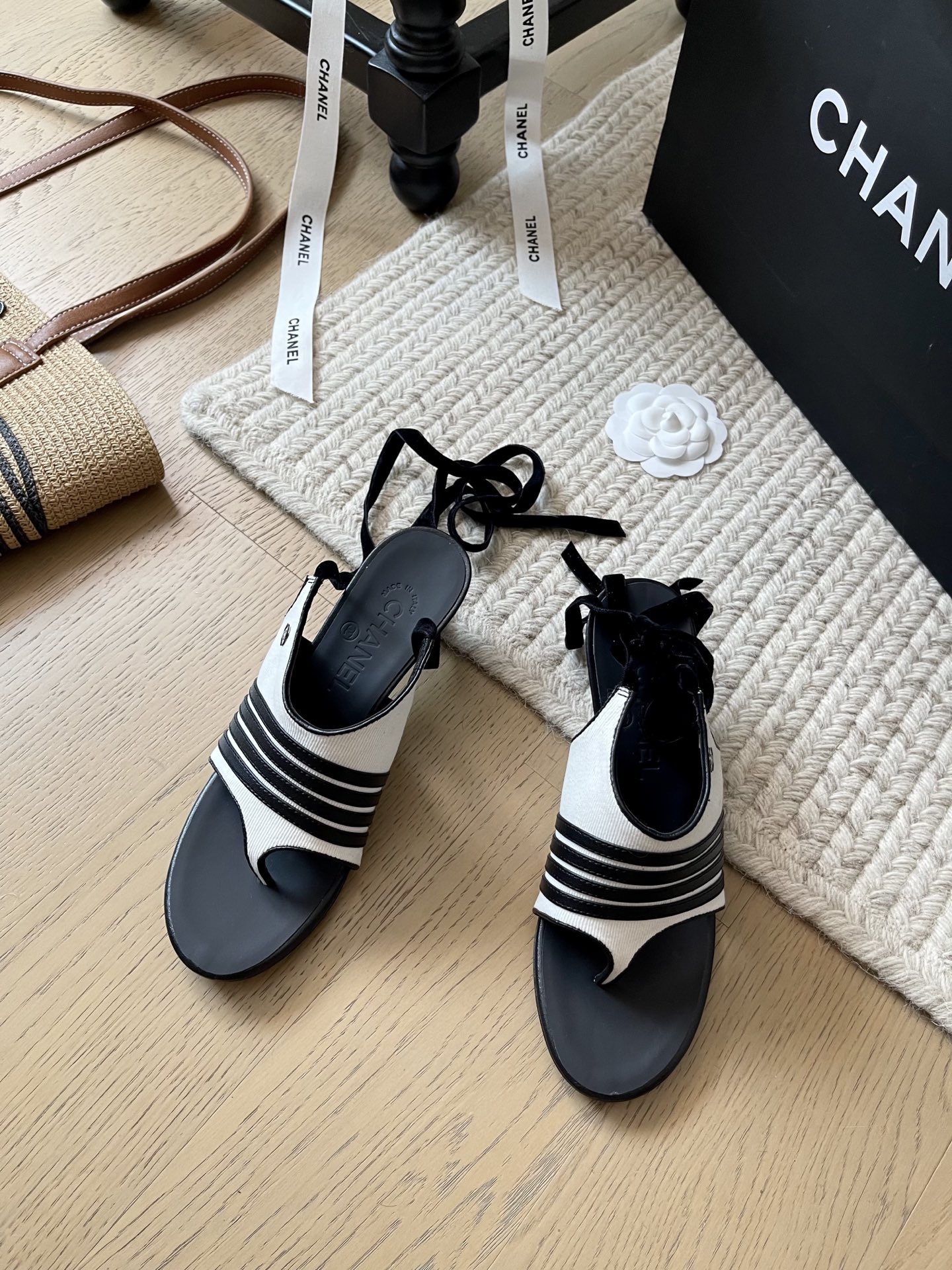 NO:416115,Chanel 25c early spring new holiday style lace-up sandals!  Top version!  First sale Unique style Vacation style Very eye-catching style Fabric fabric surface footbed sheepskin genuine leather outsole Heel height 5cm Size 35-40 Customized non-return or replacement, split-toed shoes, chanel, sandals, sheepskin, Leather soles19860909Chanel 25c早春新款度假风系带凉鞋！ 顶级版本！抢先发售 独特风格 度假风 非常亮眼的款式 面料布面 垫脚羊皮 真皮大底 跟高5cm 码数35-40 定制不退不换,分趾鞋,chanel,sandals,sheepskin,Leather soles,Women's Shoes