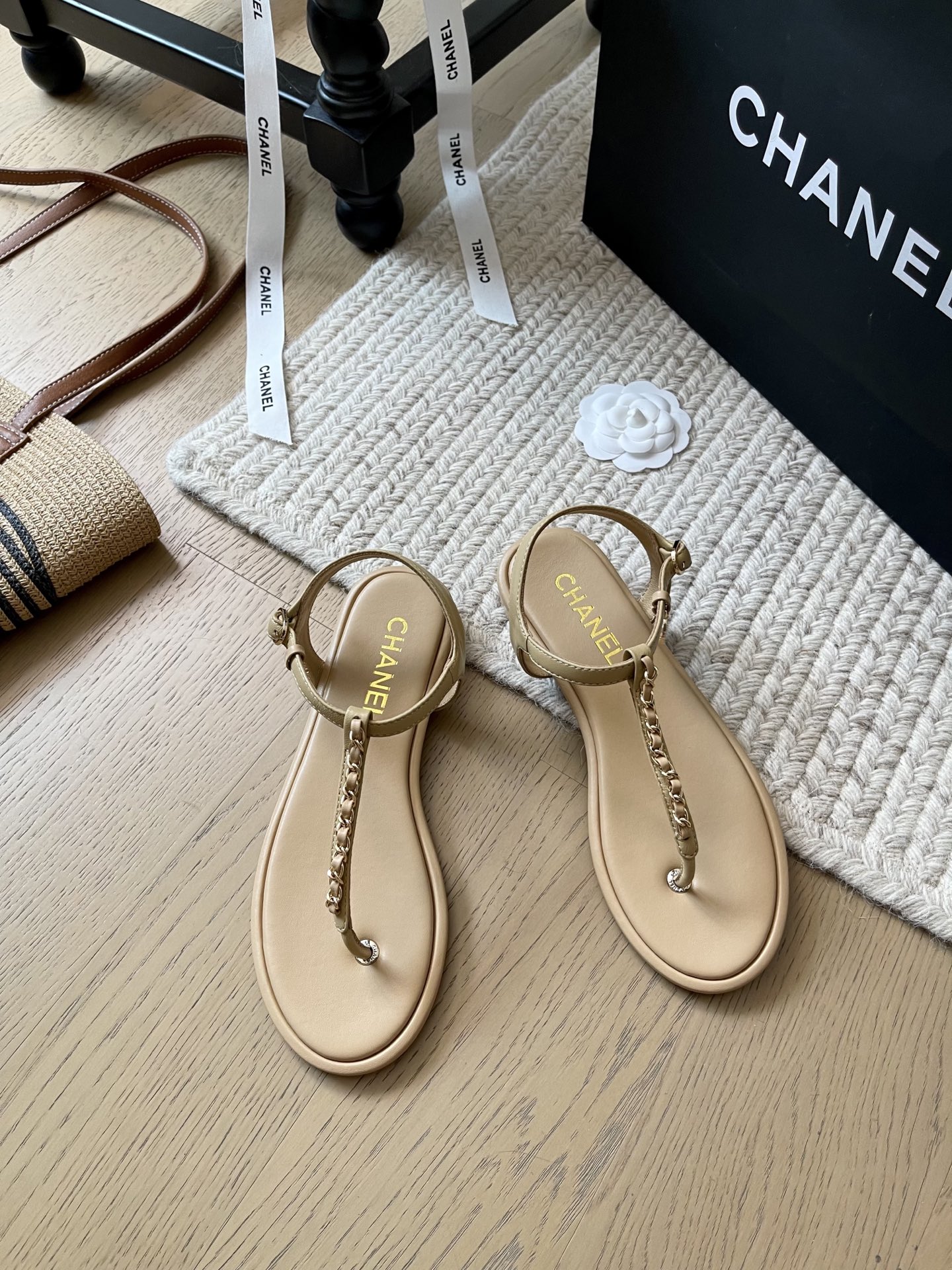 NO:385095,Chanel 25c spring and summer new sandals!  Top version!  It's really beautiful to go on sale~ Commuting versatile style!  Upper cowhide inner sheepskin genuine leather outsole Size: 35-40 Customized non-return or replacement, sandals, chanel, sandals, cowhide, sheepskin, Leather soles19860909Chanel 25c春夏新款凉鞋 ！ 顶级版本！ 抢先发售 上脚真的很美~通勤百搭款！ 鞋面牛皮 内里羊皮 真皮大底 码数:35-40 定制不退不换,凉鞋,chanel,sandals,cowhide,sheepskin,Leather soles,Women's Shoes