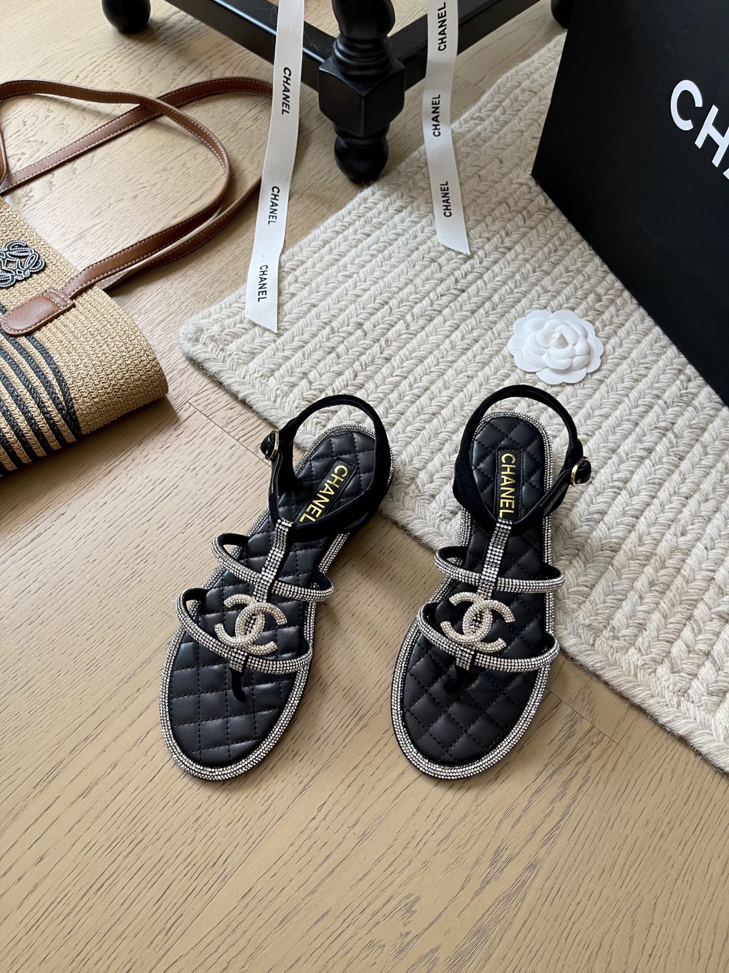 NO:385104,Chanel 25c spring and summer new diamond button sandals!  Top version!  It's really beautiful to go on sale~ Commuting versatile style!  Original upper mold opening diamond buckle hardware, inner sheepskin leather outsole size: 35-40 Customized non-return or replacement, sandals, chanel, sandals, sheepskin, Leather soles19860909Chanel 25c春夏新款钻扣凉鞋 ！ 顶级版本！ 抢先发售 上脚真的很美~通勤百搭款！ 鞋面原版开模钻扣五金 内里羊皮 真皮大底 码数:35-40 定制不退不换,凉鞋,chanel,sandals,sheepskin,Leather soles,Women's Shoes