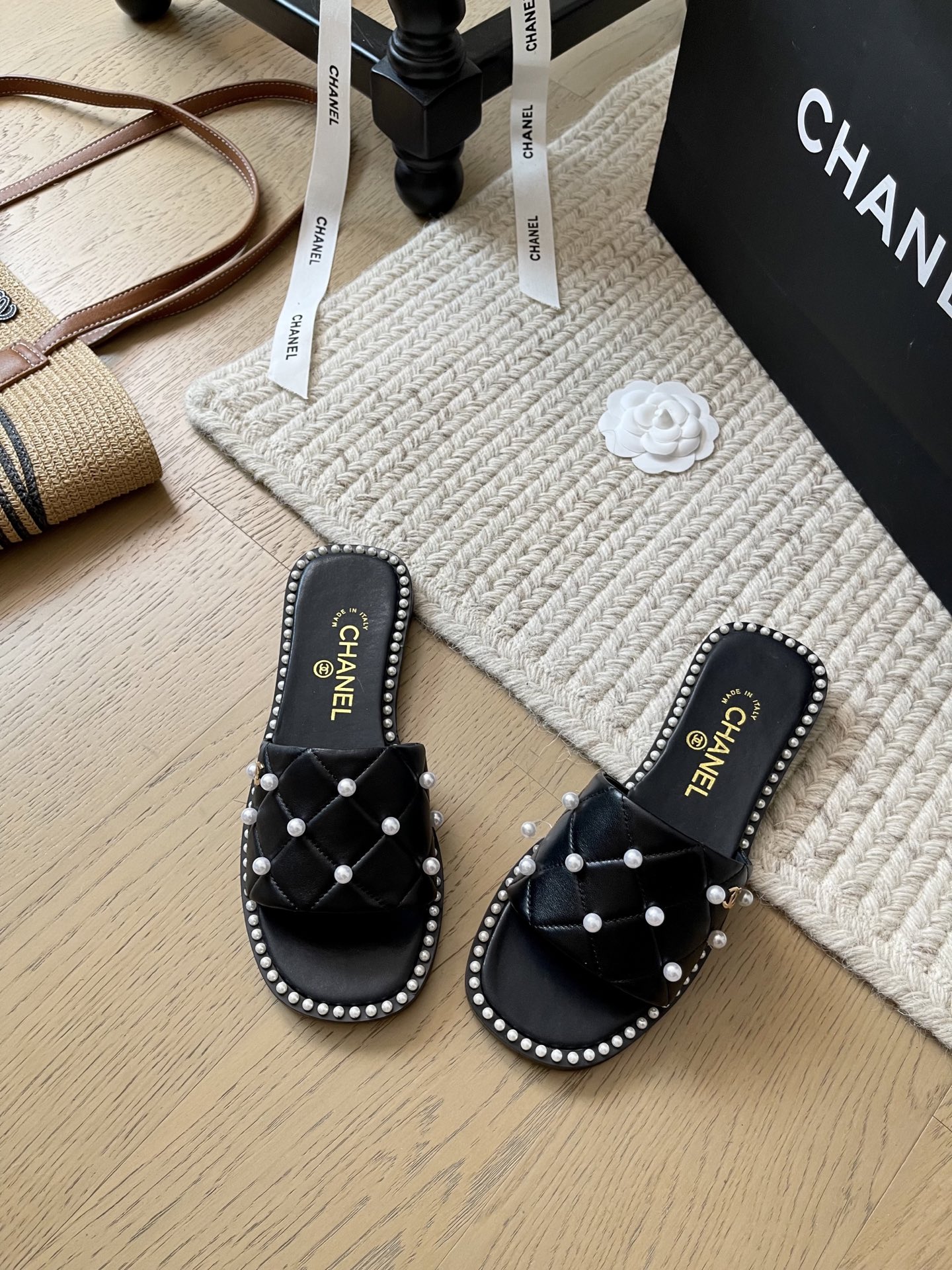 NO:385055,Chanel 25P Spring and Summer New Pearl Slippers Top Version!  First sale, cowhide upper, sheepskin, genuine leather outsole, size 35-40, custom, no return or replacement, slippers, chanel, slippers, cowhide, sheepskin, Leather soles19860909Chanel 25P春夏新款珍珠拖鞋 顶级版本！抢先发售 鞋面牛皮 垫脚羊皮 真皮大底 码数 35-40 定制不退不换,拖鞋,chanel,slippers,cowhide,sheepskin,Leather soles,Women's Shoes