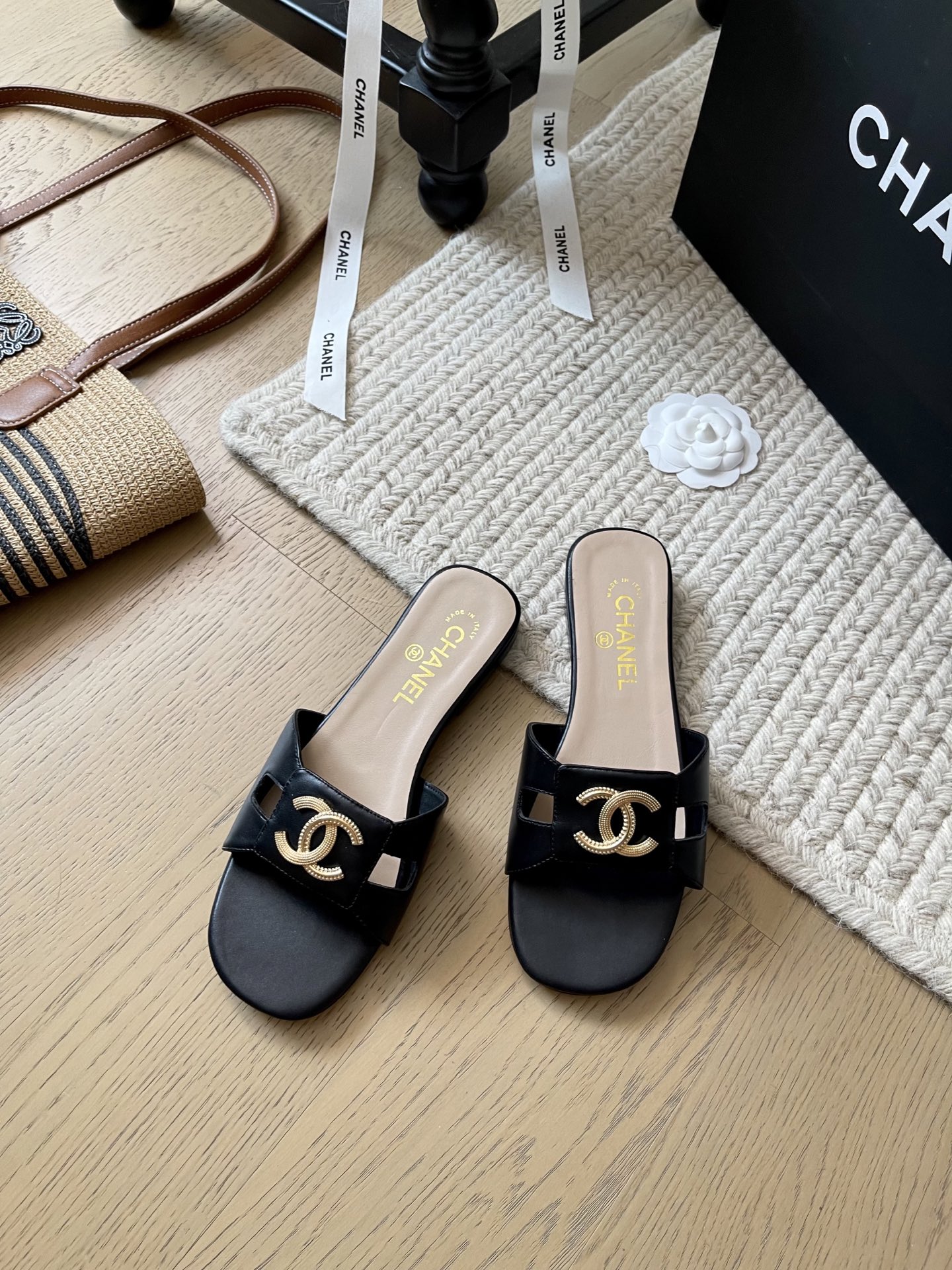 NO:385063,Chanel 25P spring and summer new double C-button slippers top version!  First sale, cowhide upper, sheepskin, genuine leather outsole, size 35-40, custom, no return or replacement, slippers, chanel, slippers, cowhide, sheepskin, Leather soles19860909Chanel 25P春夏新款双C扣拖鞋 顶级版本！抢先发售 鞋面牛皮 垫脚羊皮 真皮大底 码数 35-40 定制不退不换,拖鞋,chanel,slippers,cowhide,sheepskin,Leather soles,Women's Shoes