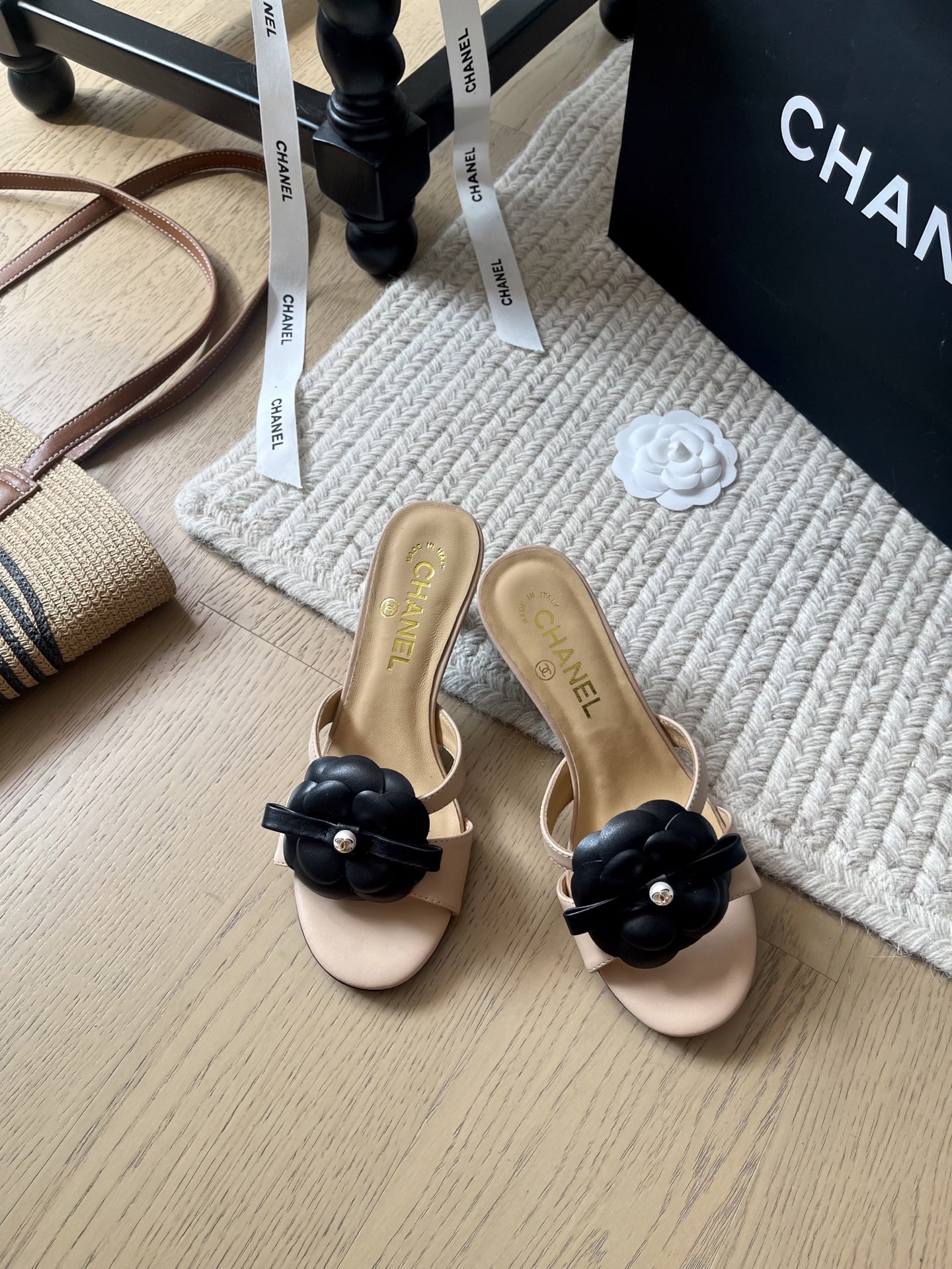 NO:385070,Chanel 25C early spring new camellia high heel slippers!  Top version!  The classic camellia paired with diamonds is very beautiful!  Heel height 5cm upper sheepskin footbed sheepskin genuine leather outsole size 35-40 Customized non-return or replacement, slippers, chanel, slippers, sheepskin, Leather soles19860909Chanel 25C早春新款山茶花高跟拖鞋！ 顶级版本！抢先发售 经典山茶花搭配钻跟非常好看！ 跟高5cm 鞋面羊皮 垫脚羊皮 真皮大底 码数35-40 定制不退不换,拖鞋,chanel,slippers,sheepskin,Leather soles,Women's Shoes