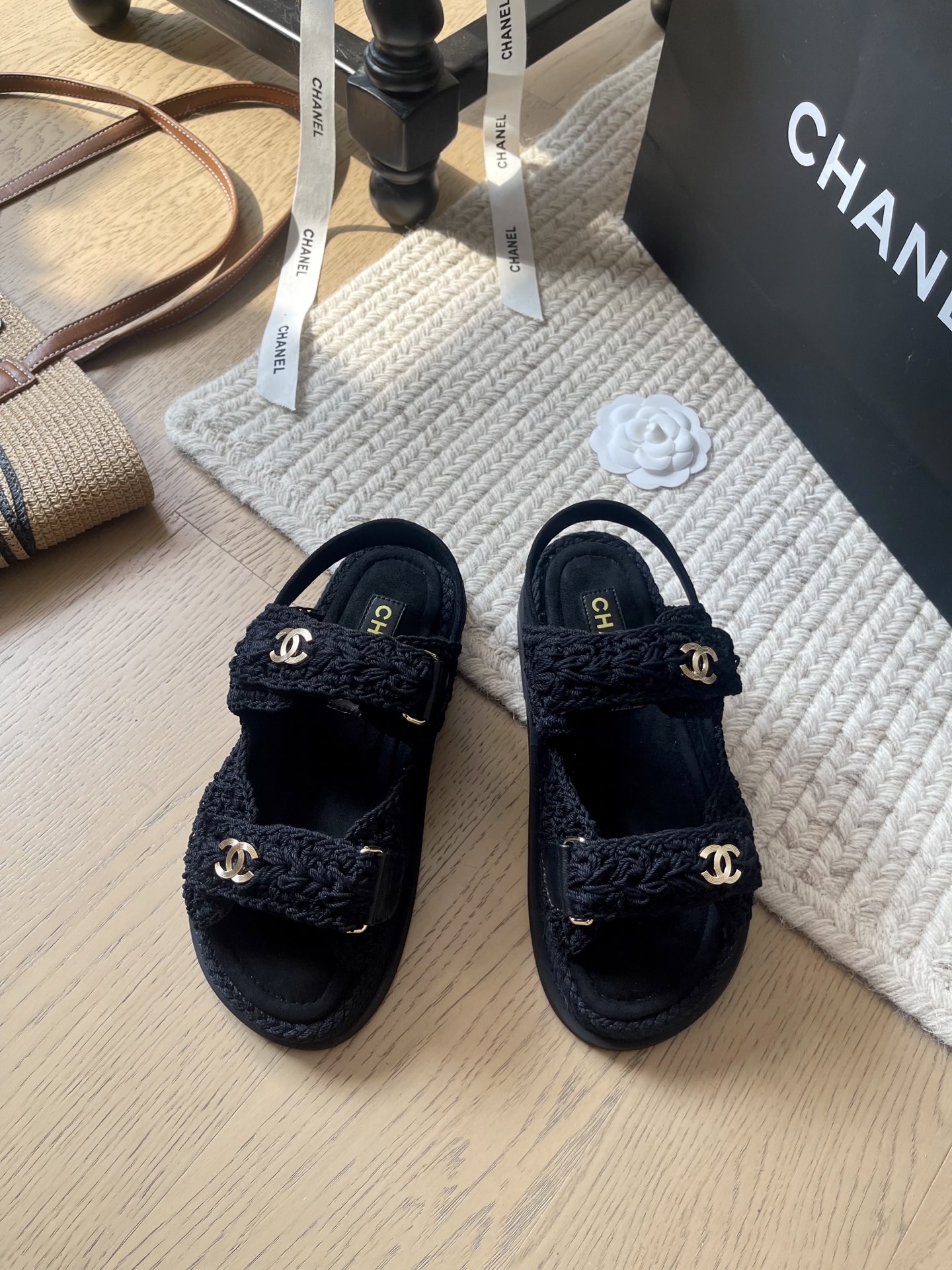 NO:408283,Chanel 25P Early Spring New Velcro Sandals Layout!  Top version!  In stock, custom fabrics on the upper, sheepskin inside the footrest, original outsole, size 35-40, custom-made, no return or replacement, sandals, chanel, sandals, sheepskin19860909Chanel 25P早春新款魔术贴凉鞋版面！ 顶级版本！系列都有货 鞋面定制面料 垫脚内里羊皮 原版大底 码数35-40 定制不退不换,凉鞋,chanel,sandals,sheepskin,Women's Shoes