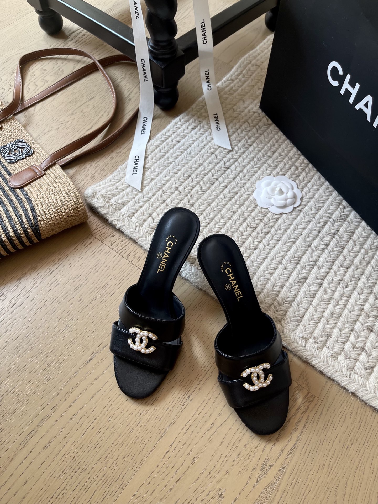 NO:384972,Chanel 25C early spring new pearl heel slippers!  Top version!  First sale Heel height 6cm upper silk satin footbed sheepskin leather outsole size 34-41 Customized non-return or exchange, high heels, chanel, high heels, slippers, sheepskin, real silk, silk fabric, Leather soles19860909Chanel 25C早春新款珍珠高跟拖鞋！ 顶级版本！抢先发售 跟高6cm 鞋面真丝绸缎 垫脚羊皮 真皮大底 码数34-41 定制不退不换,高跟鞋拖鞋,chanel,high heels,slippers,sheepskin,real silk,silk fabric,Leather soles,Women's Shoes