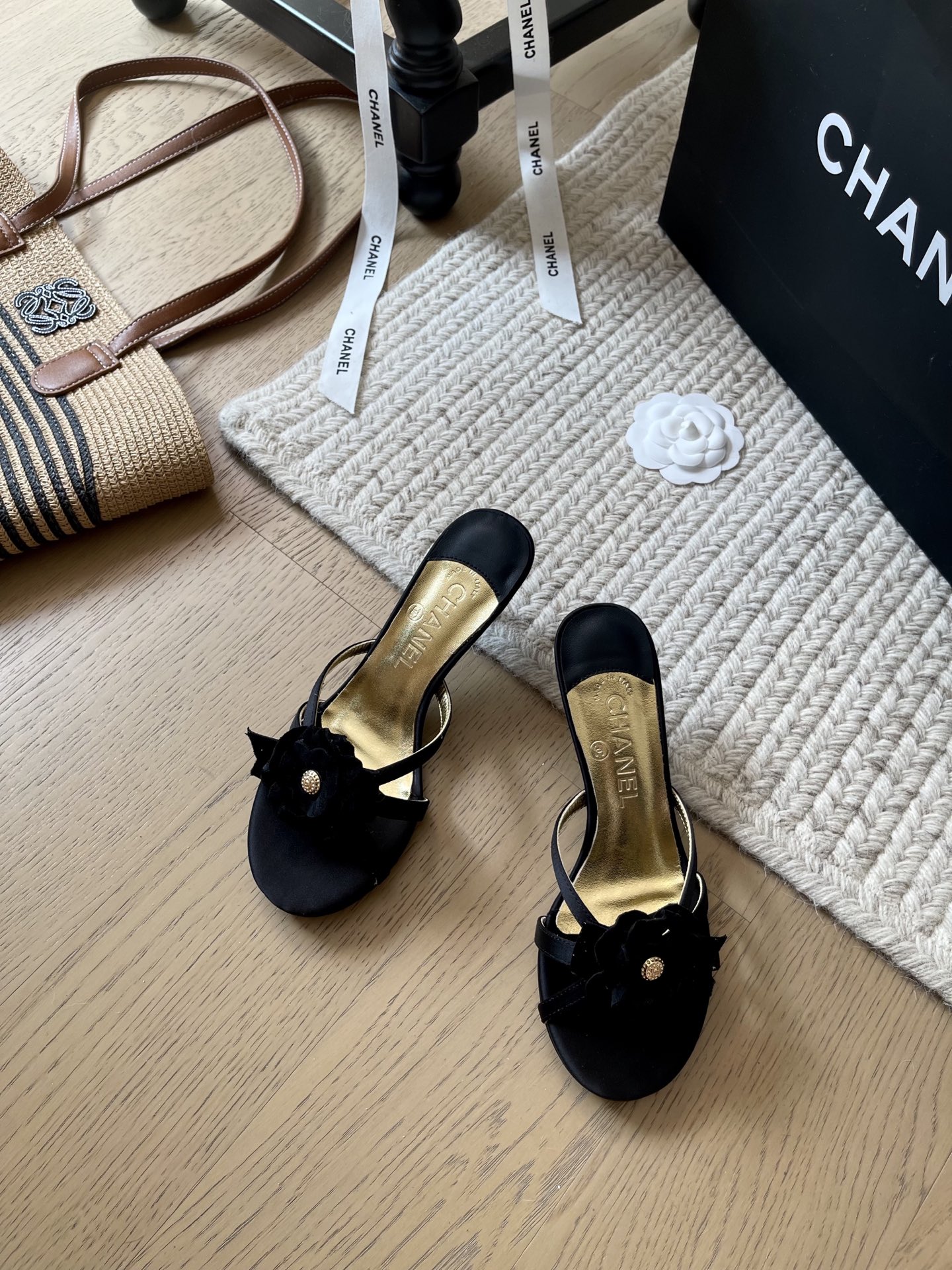 NO:384983,Chanel 25C early spring new camellia high heel slippers!  Top version!  First sale Heel height 6/9cm upper/silk pad sheepskin leather outsole size 34-41 Customized non-return or replacement, high heels, chanel, high heels, slippers, sheepskin, silk fabric, Leather soles19860909Chanel 25C早春新款山茶花高跟拖鞋！ 顶级版本！抢先发售 跟高6/9cm 鞋面绒/绸缎 垫脚羊皮 真皮大底 码数34-41 定制不退不换,高跟鞋拖鞋,chanel,high heels,slippers,sheepskin,silk fabric,Leather soles,Women's Shoes