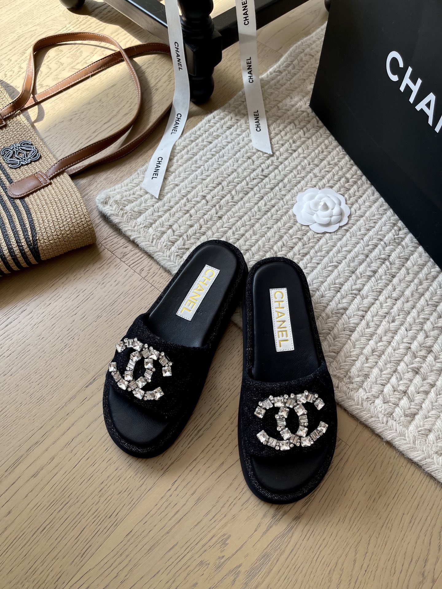 NO:384962,Chanel 25C early spring new diamond buckle thick-soled slippers!  Top version!  Get on sale first~ 5cm thick bottom, denim/paper leather, footbed sheepskin, custom diamond buckle!  34-41 Customized, no return or replacement, slippers, chanel, slippers, sheepskin19860909Chanel 25C早春新款钻扣厚底拖鞋！ 顶级版本！抢先发售~ 底厚5cm 鞋面牛仔布/漆皮 垫脚羊皮 定制钻扣！ 码数34-41 定制不退不换,拖鞋,chanel,slippers,sheepskin,Women's Shoes