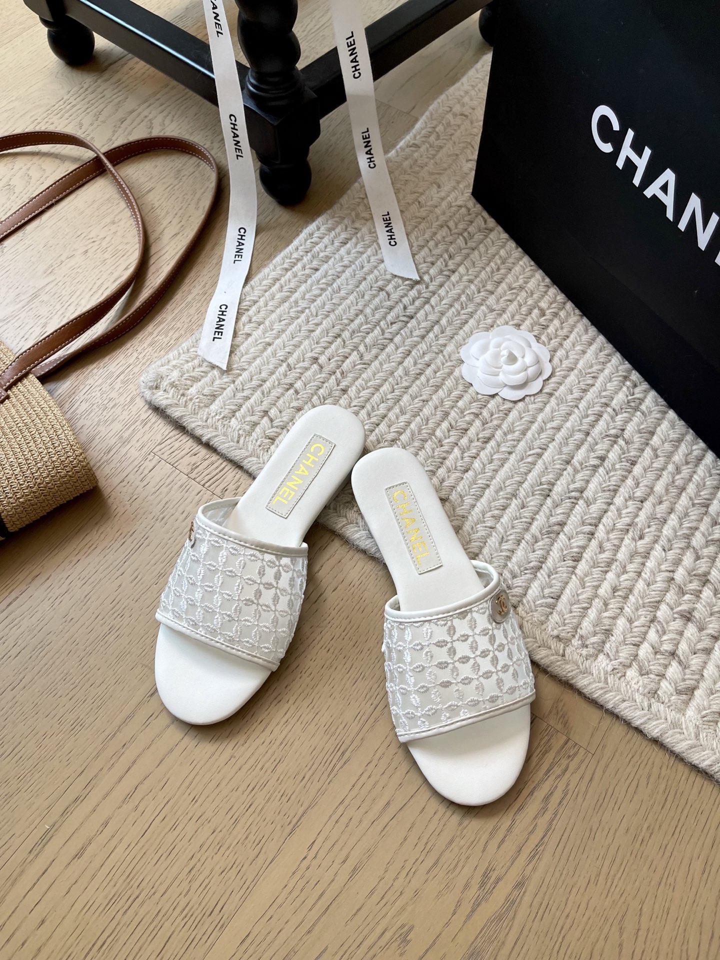 NO:384952,Chanel 25P Summer New Embroidered Slippers Series!  Top version!  Get ready for sale, the thick and high design is more beautiful!  Heel height 6cm/flat sole upper embroidery footbed sheepskin original custom hardware buckle genuine leather sole size 34-41 Customized non-return or replacement, slippers, chanel, slippers, sheepskin19860909Chanel 25P夏季新款刺绣拖鞋系列！ 顶级版本！抢先发售 粗跟设计增高又好看！ 跟高6cm/平底 鞋面刺绣 垫脚羊皮 原版定制五金扣 真皮底 码数34-41 定制不退不换,拖鞋,chanel,slippers,sheepskin,Women's Shoes