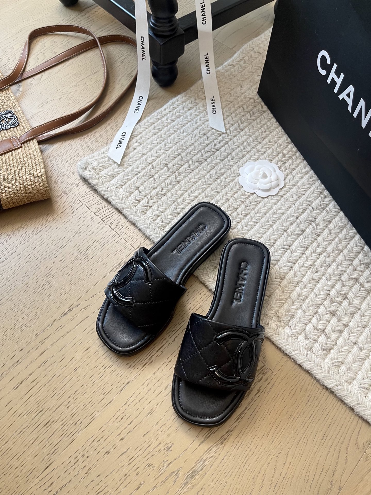 NO:384931,Chanel 25k early spring new Kangpeng slippers!  Top version!  Comparative product, cowhide upper, sheepskin, original outsole, size 35-40, customized, non-return, slippers, chanel, slippers, cowhide, sheepskin19860909Chanel 25k早春新款康鹏拖鞋！ 顶级版本！对版货 鞋面牛皮 内里垫脚羊皮 原版大底 码数35-40 定制不退换,拖鞋,chanel,slippers,cowhide,sheepskin,Women's Shoes
