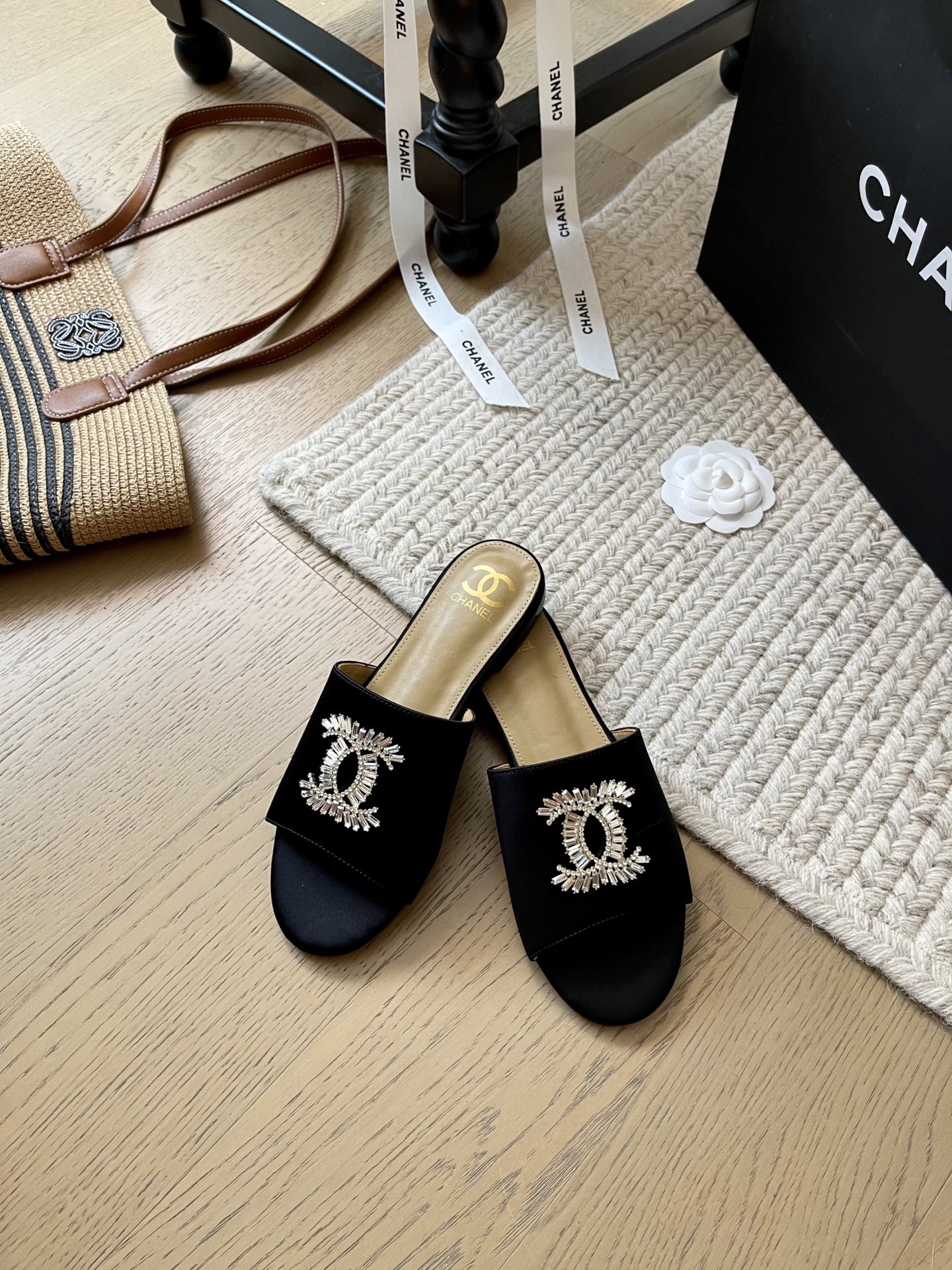 NO:387331,Chanel 25p spring and summer new flat slippers!  Top version!  First sale, upper satin, footbed sheepskin, genuine leather sole, size 35-40, custom-made, no return or replacement, slippers, chanel, slippers, sheepskin, silk fabric19860909Chanel 25p春夏新款平底拖鞋！ 顶级版本！抢先发售 鞋面绸缎 垫脚羊皮 真皮底 码数35-40 定制不退不换,拖鞋,chanel,slippers,sheepskin,silk fabric,Women's Shoes