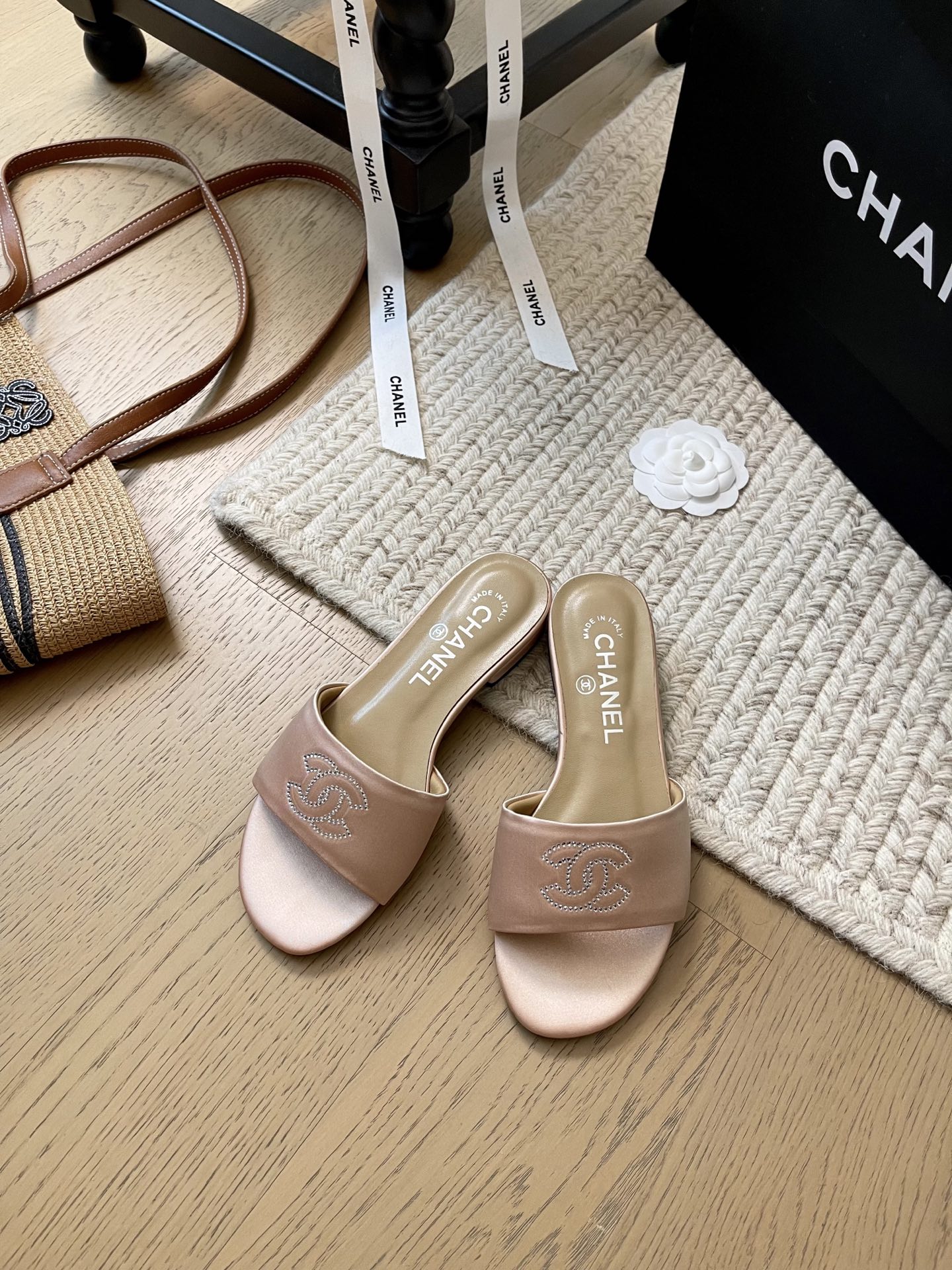 NO:391997,Chanel 25P spring and summer new flat slippers!  Top version!  First sale, upper silk embroidery, footbed sheepskin, genuine leather sole, size 35-40, custom-made, no return or replacement, slippers, chanel, slippers, sheepskin, silk fabric19860909Chanel 25P春夏新款平底拖鞋！ 顶级版本！抢先发售 鞋面绸缎刺绣 垫脚羊皮 真皮底 码数35-40 定制不退不换,拖鞋,chanel,slippers,sheepskin,silk fabric,Women's Shoes