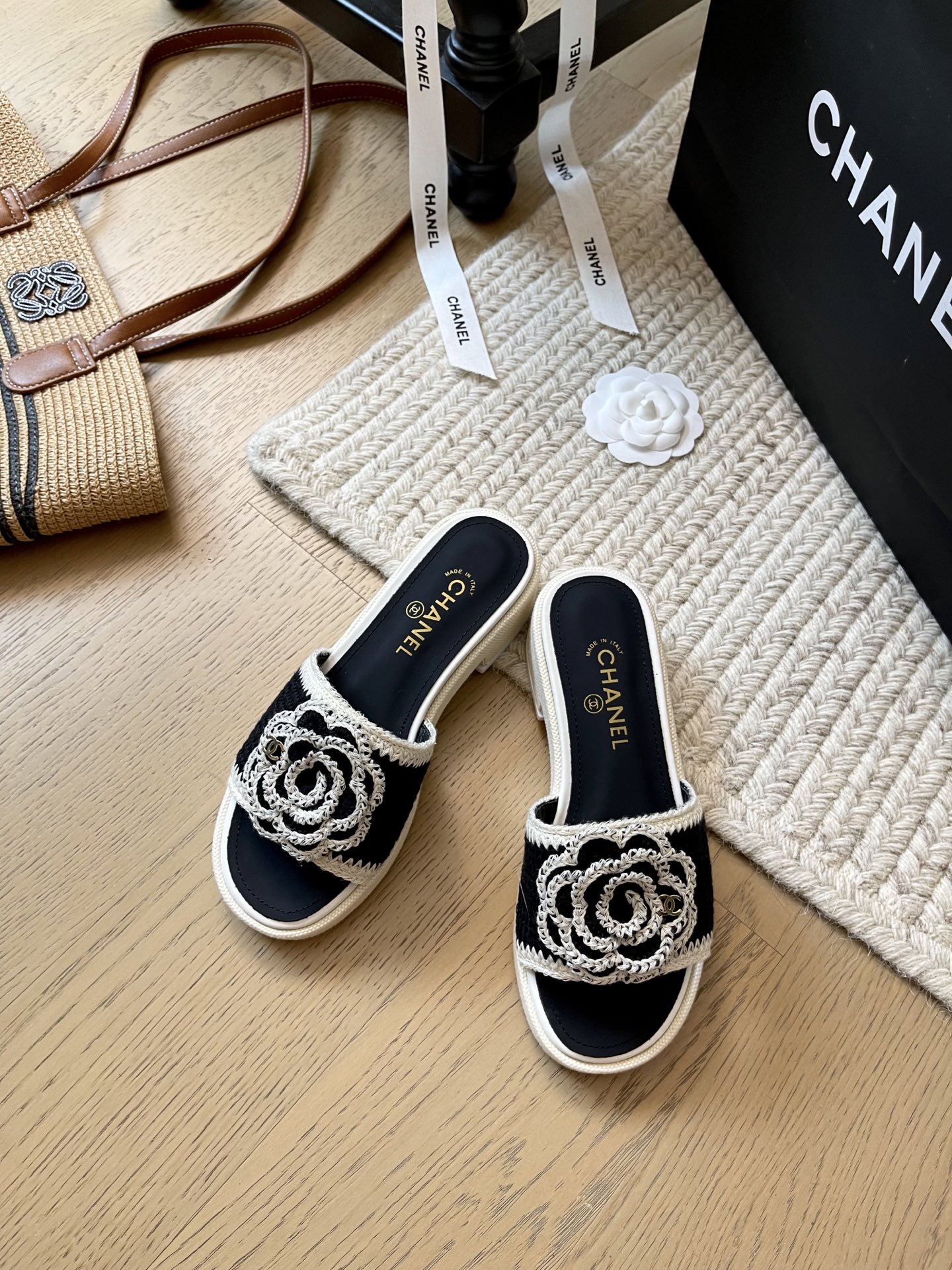 NO:392001,Chanel 25P new camellia thick heel slippers!  Top version!  Get ready for sale Classic camellia design Height-enhancing design makes you look slim and beautiful. Upper braided footbed sheepskin genuine leather sole size 35-40 Customized non-return or replacement, slippers, chanel, slippers, sheepskin, Leather soles19860909Chanel 25P新款山茶花粗跟拖鞋！ 顶级版本！抢先发售 经典山茶花设计 增高设计显瘦又好看 鞋面编织 垫脚羊皮 真皮大底 码数35-40 定制不退不换,拖鞋,chanel,slippers,sheepskin,Leather soles,Women's Shoes