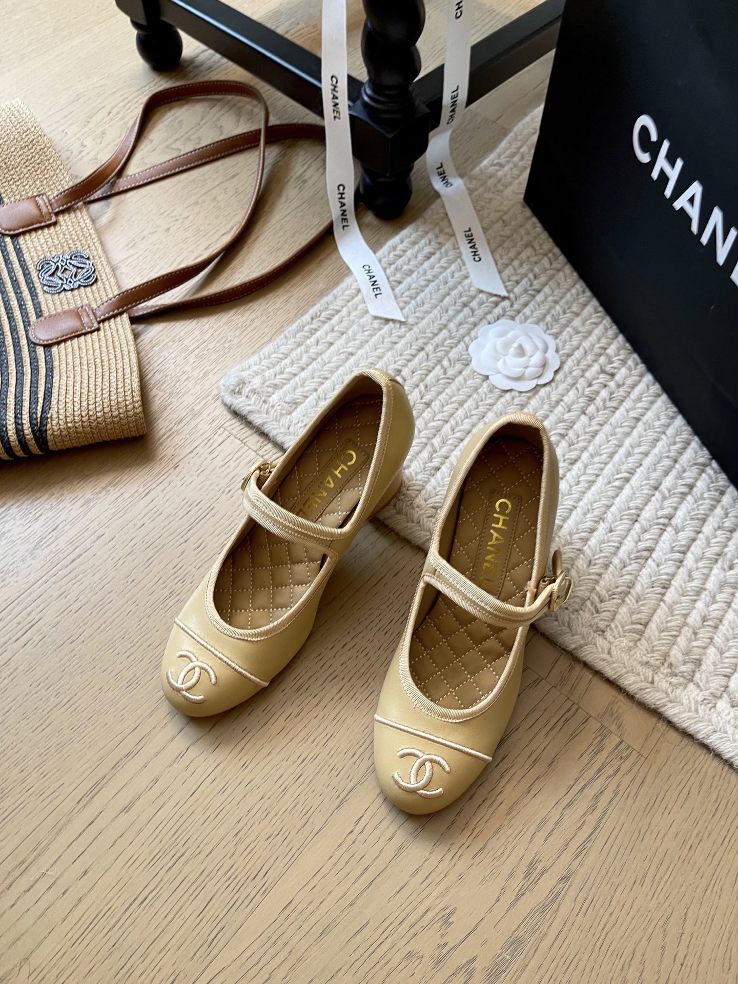 NO:391995,Chanel 25k catwalk style Mary Jane rough heel!  Top version!  First sale, fabric corduroy twill splicing three-dimensional electric embroidery logo, inner sheepskin, genuine leather soles, 35-40, customized, no return or replacement, Mary Jane, chanel, mary jane, sheepskin, Leather soles19860909Chanel 25k走秀款玛丽珍粗跟！ 顶级版本！抢先发售 面料灯芯绒斜纹拼接立体电绣logo 内里羊皮 真皮大底 码数35-40 定制不退不换,玛丽珍,chanel,mary jane,sheepskin,Leather soles,Women's Shoes