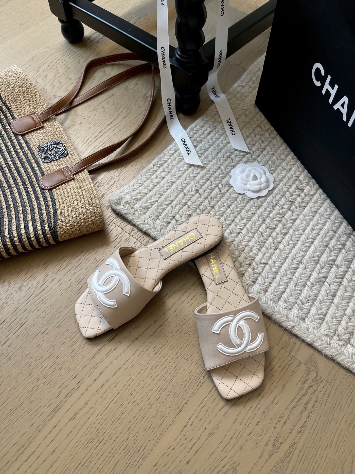 NO:391990,Chanel 25K spring and summer new flat slippers!  Top version!  First sale, upper/sheepskin, footbed sheepskin, genuine leather outsole, size 34-41, custom-made, no return or replacement, slippers, chanel, slippers, sheepskin, Leather soles19860909Chanel 25K春夏新款平底拖鞋！ 顶级版本！抢先发售 鞋面绒/羊皮 垫脚羊皮 真皮大底 码数34-41 定制不退不换,拖鞋,chanel,slippers,sheepskin,Leather soles,Women's Shoes