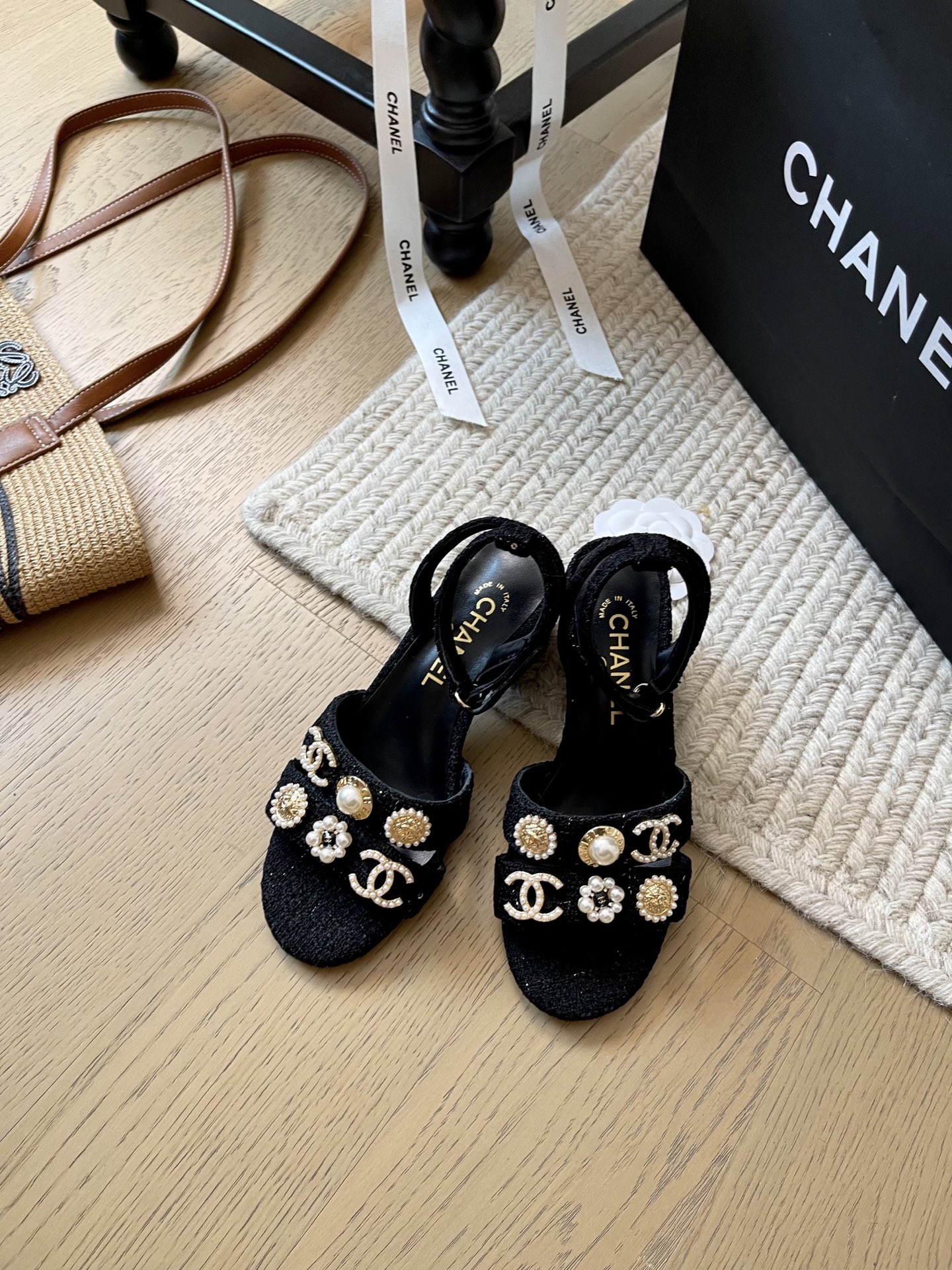 NO:404386,Chanel 25k spring and summer new thick heel sandals series!  Top version!  Get ready for sale with sheepskin upper!  Customized original buttons, footbed sheepskin, genuine leather sole, size 34-41 Customized non-return, slippers, sandals, chanel, sandals, slippers, sheepskin19860909Chanel 25k春夏新款粗跟凉拖系列！ 顶级版本！抢先发售 鞋面羊皮！ 定制原版扣子 垫脚羊皮 真皮底 码数34-41 定制不退不换,拖鞋凉鞋,chanel,sandals,slippers,sheepskin,Women's Shoes