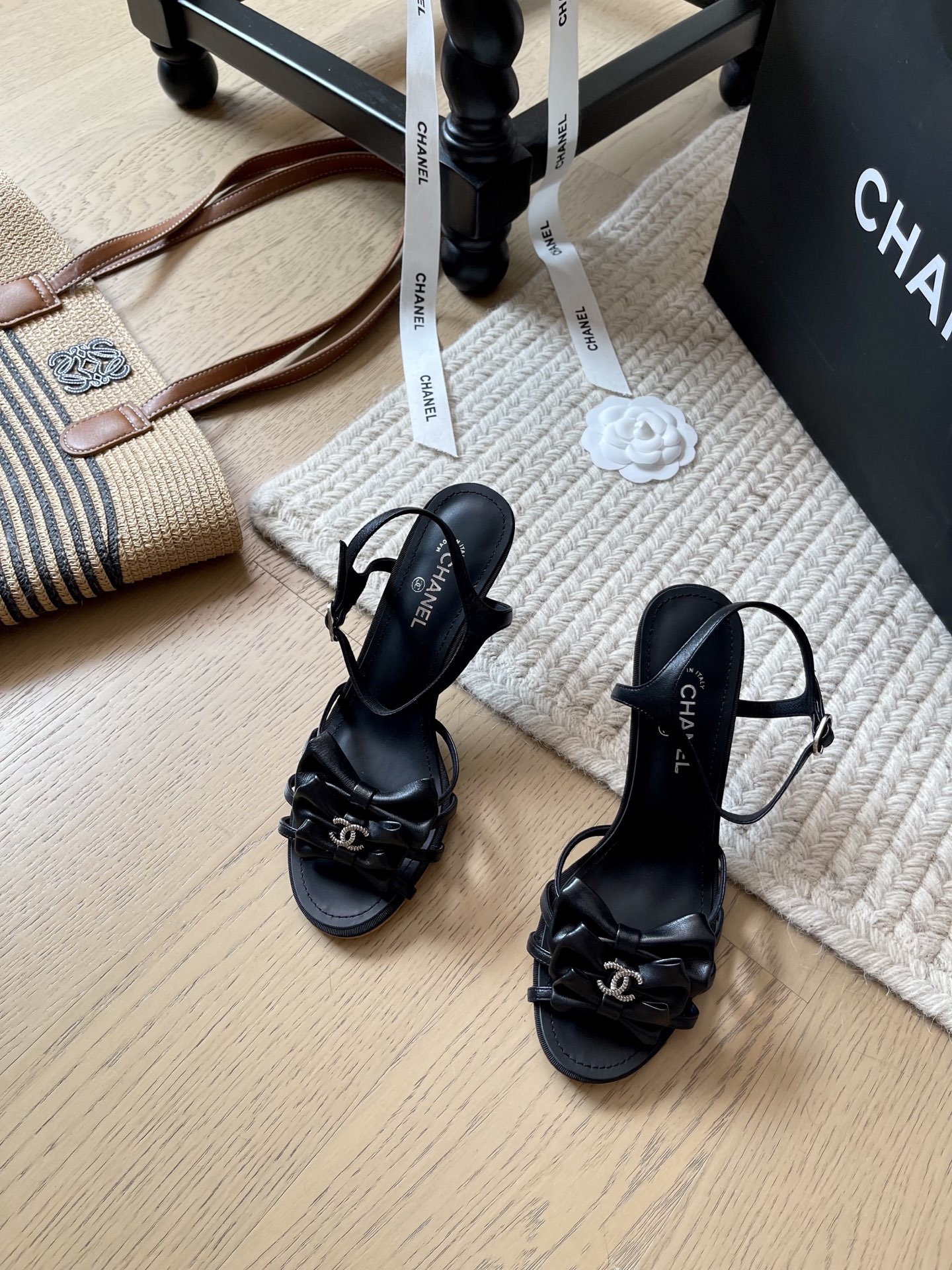 NO:404391,Chanel 25P new bow high heel sandals!  Top version!  Get ready for sale 8cm increase!  Flying sheepskin genuine leather outsole size 34-41 '34 40 41 Customized without return or replacement', slippers sandals, chanel, sandals, slippers, sheepskin, Leather soles19860909Chanel 25P新款蝴蝶结高跟凉鞋！ 顶级版本！抢先发售 8cm增高！ 垫脚羊皮 真皮大底 码数34-41 「34 40 41定制不退不换」,拖鞋凉鞋,chanel,sandals,slippers,sheepskin,Leather soles,Women's Shoes