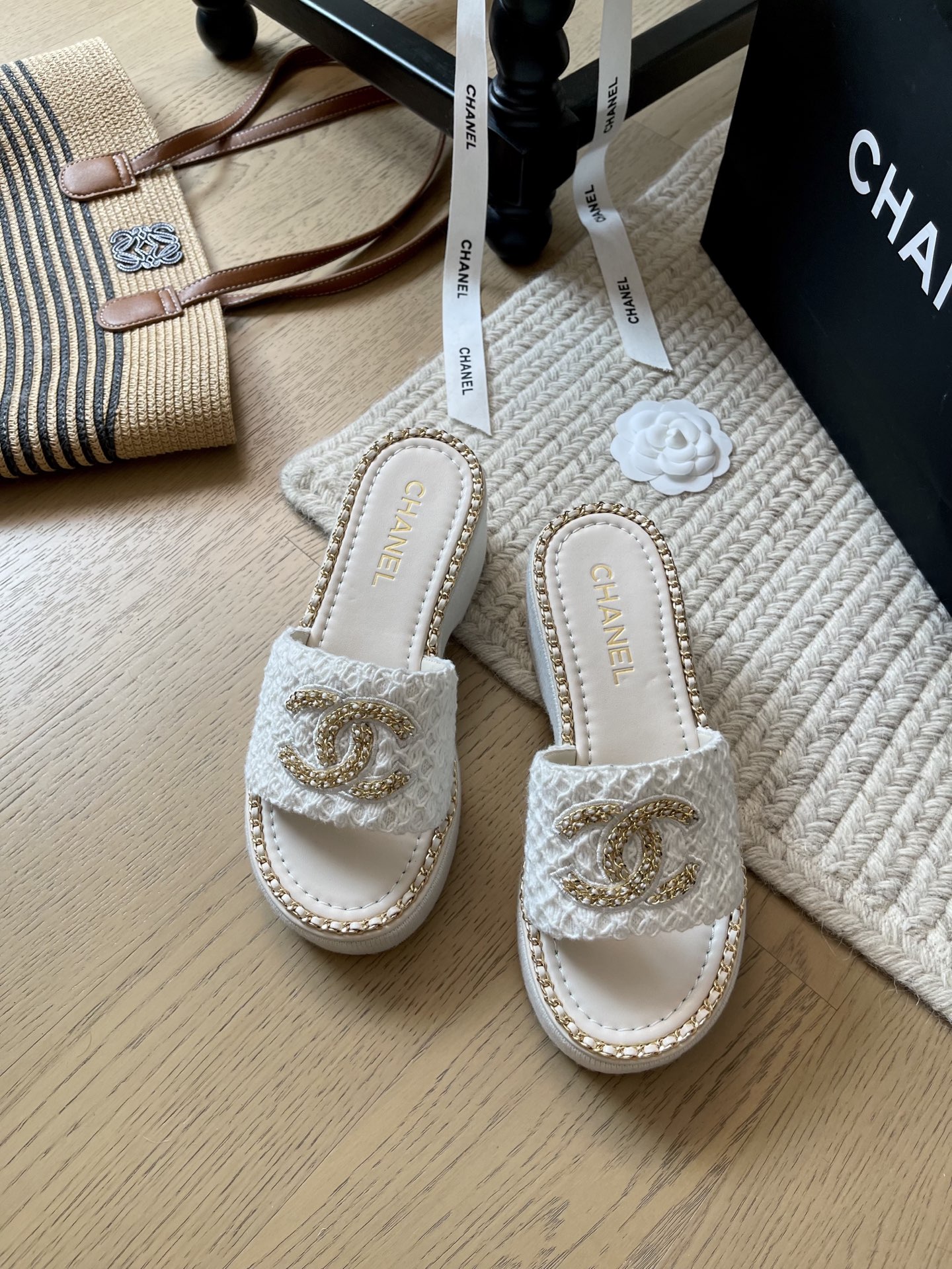 NO:404412,Chanel 25c early spring new chain sandals series!  Top version!  If you want to sell, please see the high-quality products. Cowhide upper, sheepskin inner, original non-slip sole. Size 34-41. '34 40 41. Customized, no return or replacement.' Slippers, chanel, sandals, slippers, cowhide, sheepskin19860909Chanel 25c早春新款链条凉鞋系列！ 顶级版本！抢先发售 要高货的看过来 鞋面牛皮 内里羊皮 原版防滑大底 码数34-41 「34 40 41定制不退不换」,拖鞋,chanel,sandals,slippers,cowhide,sheepskin,Women's Shoes