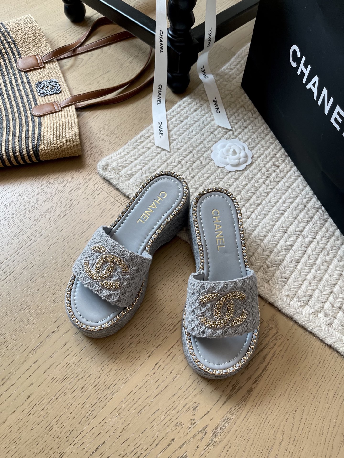 NO:404416,Chanel 25c early spring new chain sandals series!  Top version!  If you want to sell, please see the high-quality products. Upper cowhide, inner sheepskin, original non-slip sole. Size 34-41. '34 40. 41. Customized, no return or replacement, slippers, chanel, sandals, slippers, cowhide, sheepskin19860909Chanel 25c早春新款链条凉鞋系列！ 顶级版本！抢先发售 要高货的看过来 鞋面牛皮 内里羊皮 原版防滑大底 码数34-41 「34 40 41定制不退不换,拖鞋,chanel,sandals,slippers,cowhide,sheepskin,Women's Shoes