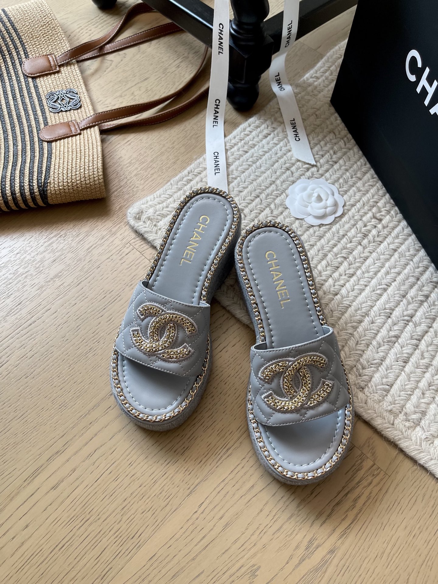 NO:404382,Chanel 25c early spring new chain sandals series!  Top version!  If you want to sell, please see the high-quality products. Cowhide upper, sheepskin inner, original non-slip sole. Size 34-41. '34 40 41. Customized, no return or replacement.' Slippers, chanel, sandals, slippers, cowhide, sheepskin19860909Chanel 25c早春新款链条凉鞋系列！ 顶级版本！抢先发售 要高货的看过来 鞋面牛皮 内里羊皮 原版防滑大底 码数34-41 「34 40 41定制不退不换」,拖鞋,chanel,sandals,slippers,cowhide,sheepskin,Women's Shoes