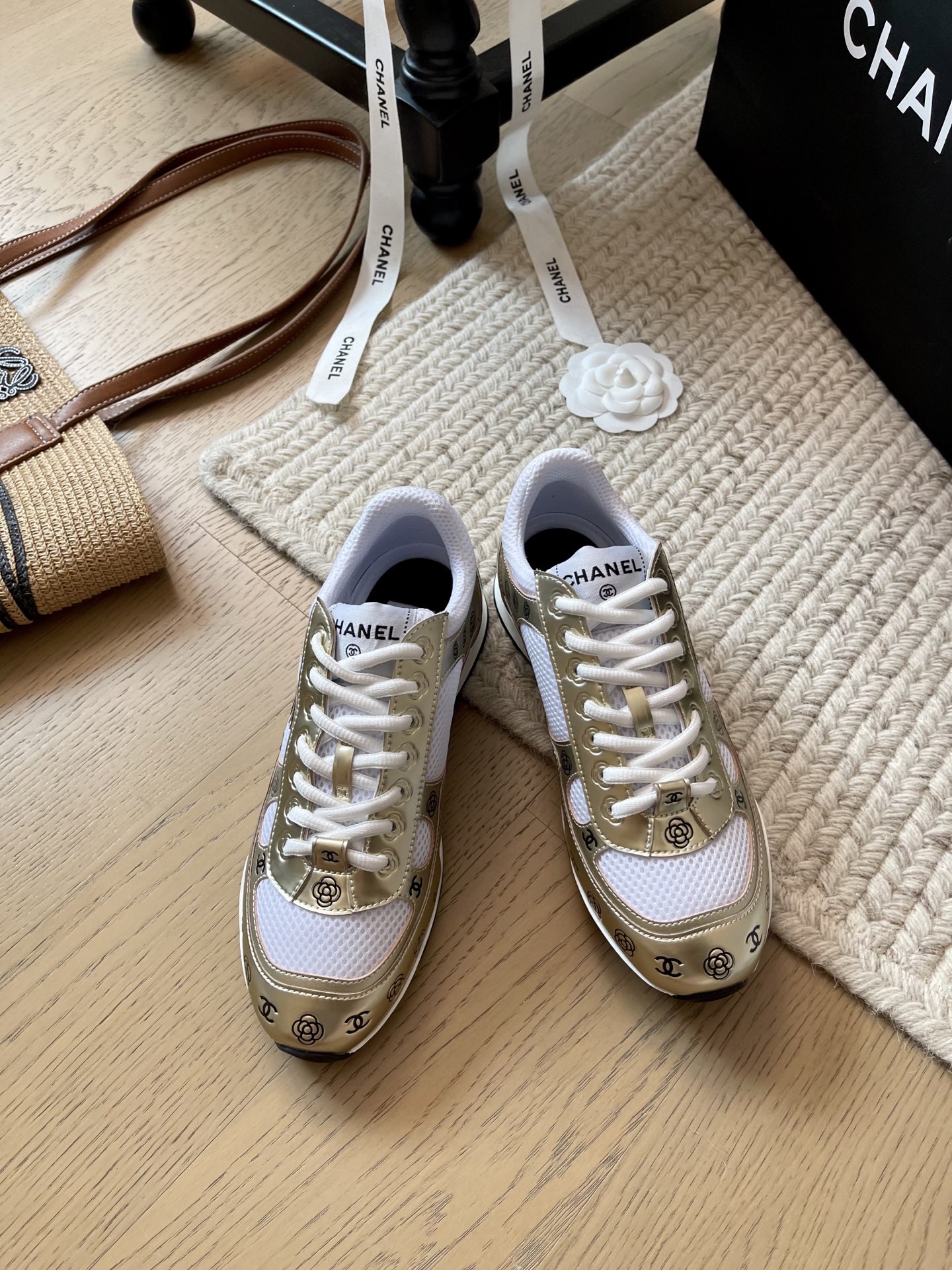 NO:404402,Chanel 25P new sneakers silver angle king series!  Top version!  First release, the latest quarter, casual shoe version, gold and silver horn 2 generation series, original imported silk cowhide cloth, inner sheepskin mesh cloth, Tpu outsole, size 35-44, couple model '40 women's non-return' men's plus 10, casual shoes/sports shoes, chanel, alexander wang, sneakers, cowhide, sheepskin19860909Chanel 25P新款运动鞋银角大王系列！ 顶级版本！抢先发售 最新一季度 休闲鞋版金银角2代系列 鞋面原版进口丝绸牛皮防水布 内里羊皮网布 Tpu大底 码数35-44 情侣款「40女不退换」男加10,休闲鞋/运动鞋,chanel,alexander wang,sneakers,cowhide,sheepskin,Women's Shoes