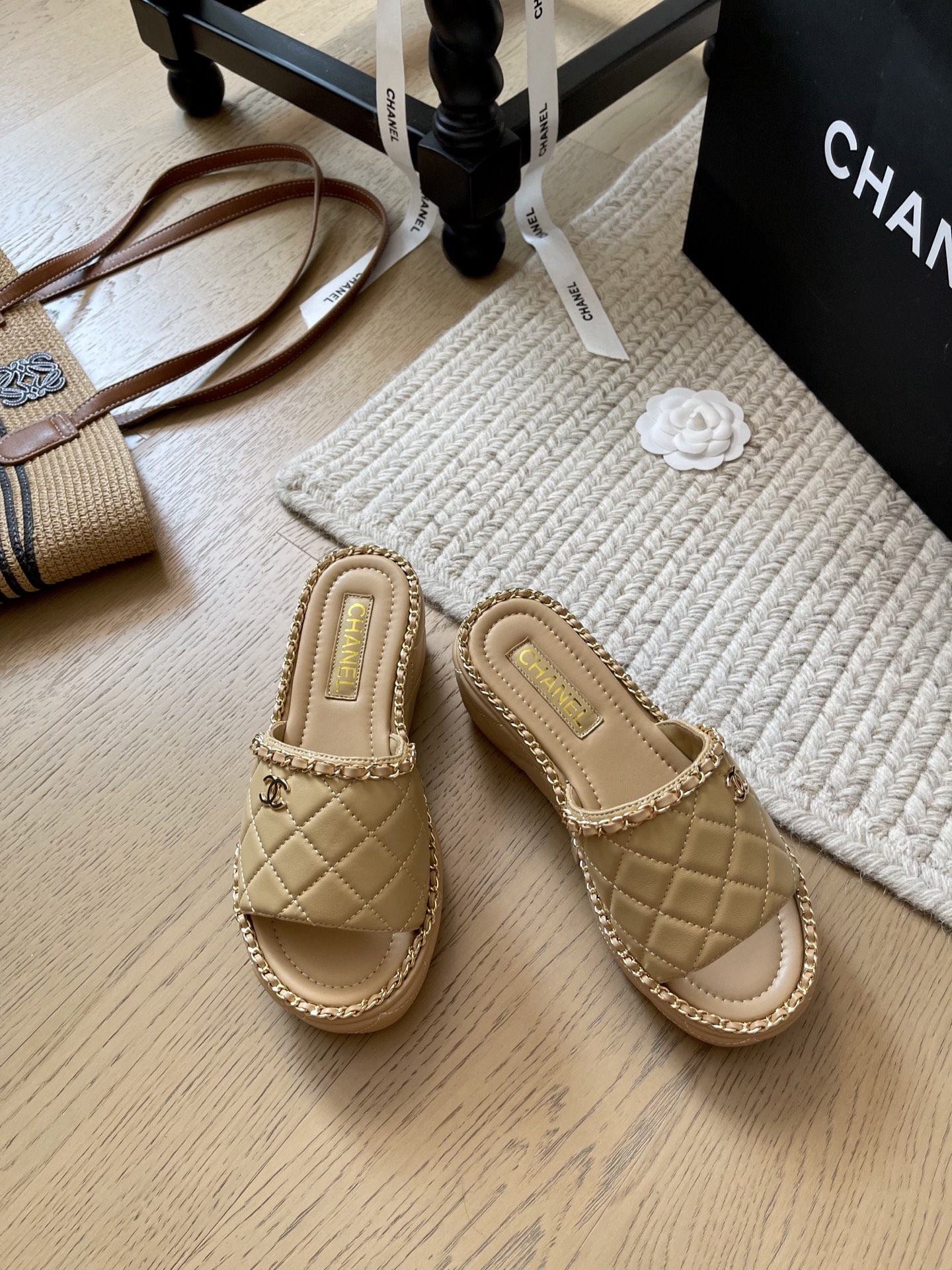 NO:407655,Chanel 25P new thick-soled chain sandals series!  Top version!  First sale, upper sheepskin footbed sheepskin, non-slip sole, heel height 6cm, increase height and make you look slim, size 34-41 '34 40 41, no return or exchange', slippers, sandals, chanel, sandals, slippers, sheepskin19860909Chanel 25P新款厚底链条凉拖系列！ 顶级版本！抢先发售 鞋面羊皮 垫脚羊皮 防滑大底 跟高6cm增高又显瘦 码数34-41 「34 40 41不退换」,拖鞋凉鞋,chanel,sandals,slippers,sheepskin,Women's Shoes