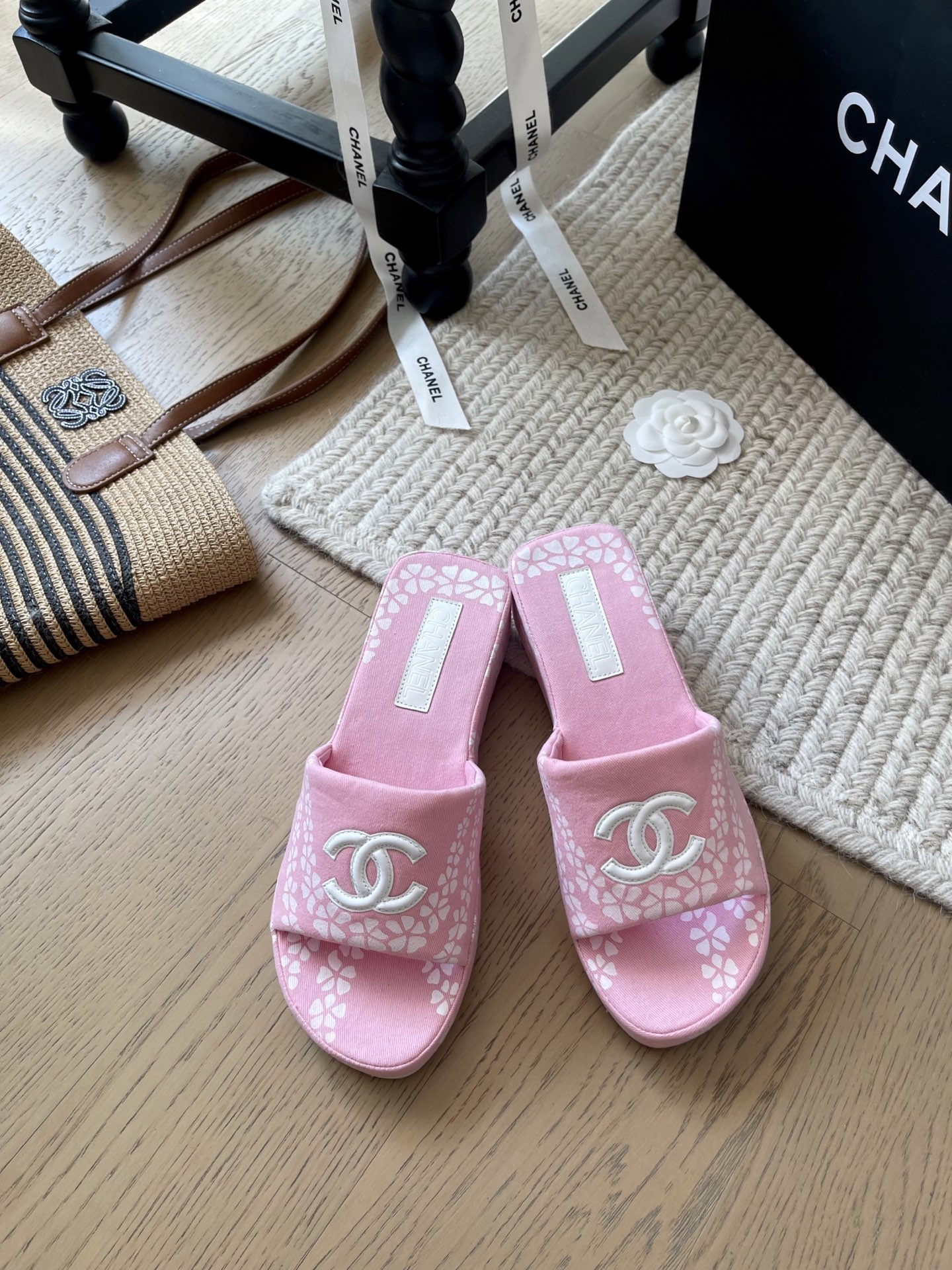 NO:407646,Chanel 25P new thick-soled embroidered slippers!  Top version!  First sale, upper cloth embroidery, original non-slip sole, size 34-41 '34 40 41, no return or exchange', slippers, chanel, slippers19860909Chanel 25P新款厚底刺绣拖鞋！ 顶级版本！抢先发售 鞋面布面刺绣 原版防滑大底 码数34-41 「34 40 41不退换」,拖鞋,chanel,slippers,Women's Shoes