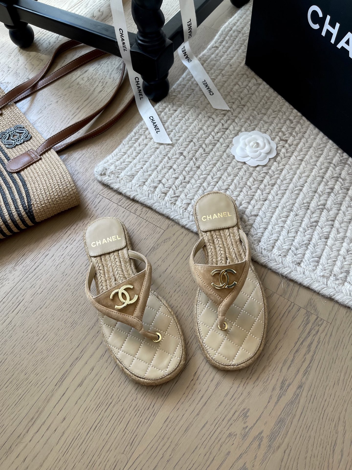NO:407643,Chanel 25P new flat bottom braided flip flops!  Top version!  First release, popular series, upper, sheepskin, footbed, hemp rope, leather, non-slip sole, size 34-41 '34 40 41, no return or exchange', split-toe shoes, chanel, sheepskin19860909Chanel 25P新款平底编织人字拖！ 顶级版本！抢先发售 爆款系列 鞋面绒/羊皮 垫脚麻绳/皮 防滑大底 码数34-41 「34 40 41不退换」,分趾鞋,chanel,sheepskin,Women's Shoes