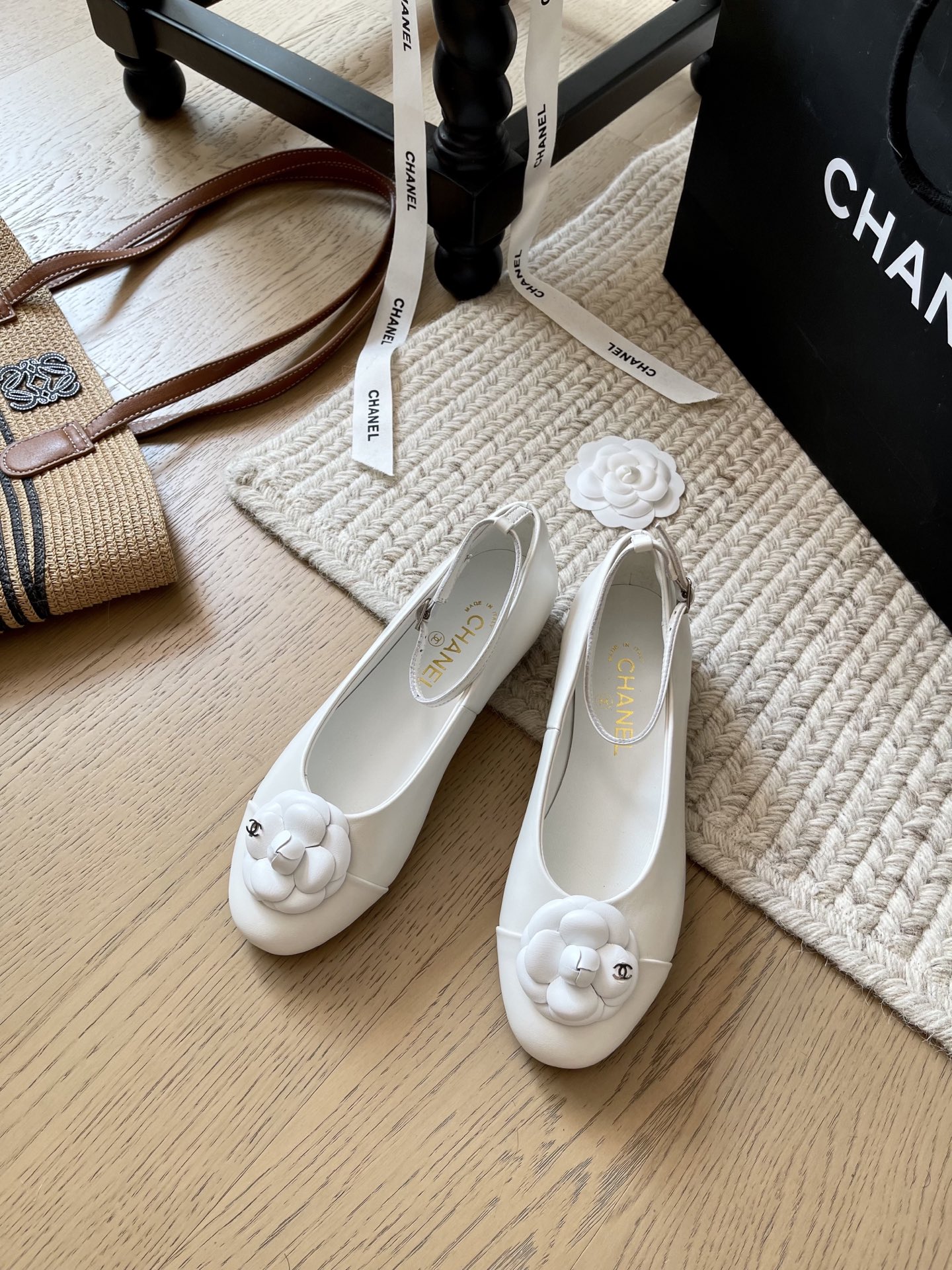NO:407637,Chanel 25K new camellia single shoes!  Top version!  First sale Classic camellia accessories very good looking upper lambskin, inner foot pad mixed-bred sheepskin, genuine leather outsole, size 34-41 '34 40 41 custom made without return and exchange', single shoes, chanel, sheepskin, Leather soles19860909Chanel 25K新款山茶花单鞋！ 顶级版本！抢先发售 经典山茶花配饰 非常好看 鞋面小羊皮 内里垫脚混种羊皮 真皮大底 码数34-41 「34 40 41定制不退换」,单鞋,chanel,sheepskin,Leather soles,Women's Shoes