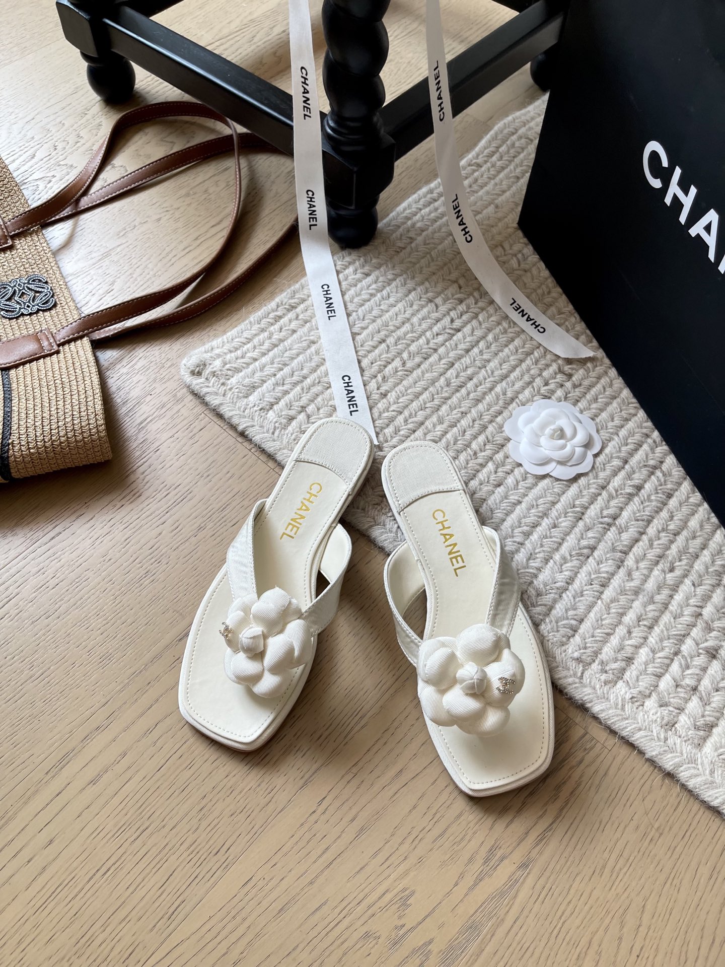 NO:408275,Chanel 25C spring and summer new camellia slippers series!  Top version!  First sale, classic camellia with diamonds, high-end and versatile, custom-made diamond craftsmanship on the upper, footbed sheepskin, genuine leather soles, size 34-41 '34 40 41 customization, no return or exchange', split-toed shoes, chanel, slippers, sheepskin, Leather soles19860909Chanel 25C春夏新款山茶花拖鞋系列！ 顶级版本！抢先发售 经典山茶花搭配钻 高级百搭 鞋面定制烫钻工艺 垫脚羊皮 真皮大底 码数34-41 「34 40 41定制不退换」,分趾鞋,chanel,slippers,sheepskin,Leather soles,Women's Shoes