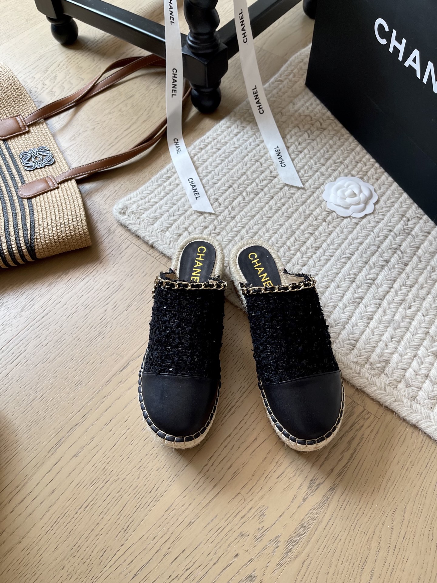NO:408286,Chanel 25K summer wood grain thick bottom semi-drag!  Top version!  First sale, knitted upper fabric, footbed sheepskin/woven, original double C buckle, original outsole, if you want to see the high-quality products, size 35-41 '40 41 customization, no return or exchange', semi-torch, chanel, sheepskin19860909Chanel 25K夏季夏季木纹厚底半拖！ 顶级版本！抢先发售 鞋面针织面料 垫脚羊皮/编织 原版双C扣 原版大底 要高货的看过来 码数35-41 「40 41定制不退换」,半拖,chanel,sheepskin,Women's Shoes