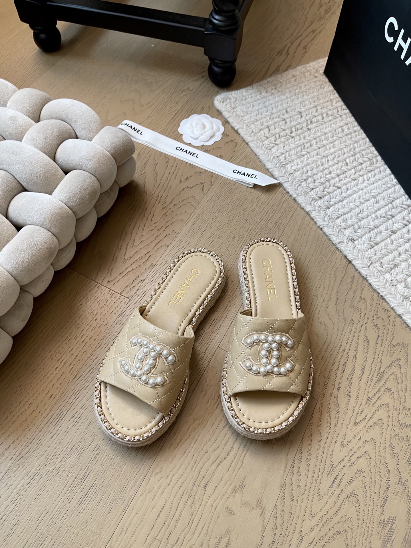 NO:416096,Chanel 25c early spring new chain sandals series!  Top version!  If you want to sell, please see the high-quality products. Upper cowhide, inner sheepskin, original non-slip sole. Size 34-41. '34 40. 41. Customized, no return or replacement, slippers, chanel, sandals, slippers, cowhide, sheepskin19860909Chanel 25c早春新款链条凉鞋系列！ 顶级版本！抢先发售 要高货的看过来 鞋面牛皮 内里羊皮 原版防滑大底 码数34-41 「34 40 41定制不退不换,拖鞋,chanel,sandals,slippers,cowhide,sheepskin,Women's Shoes