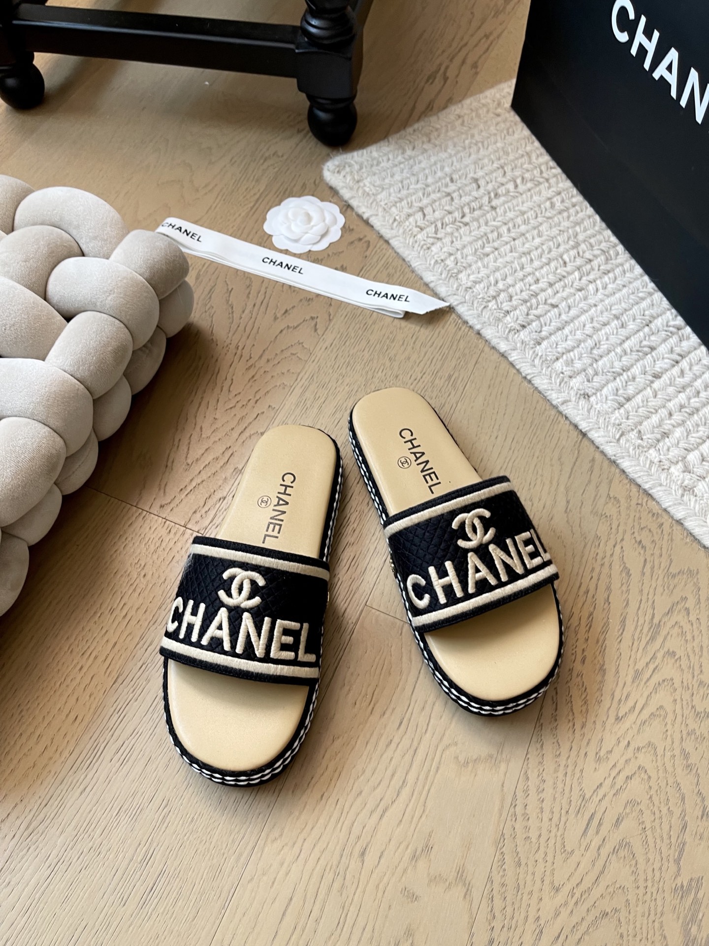 NO:416103,Chanel 25K new thick-soled Mier slippers!  Top version!  First sale, electric embroidered cloth surface of shoe store, footbed sheepskin, woven combination anti-slip bottom, size 35-41 '40 41 customization, no return or replacement', slippers, chanel, slippers, sheepskin19860909Chanel 25K新款厚底蜜儿拖鞋！ 顶级版本！ 抢先发售 鞋店电绣布面 垫脚羊皮 编织组合防滑底 码数35-41 「40 41定制不退不换」,拖鞋,chanel,slippers,sheepskin,Women's Shoes