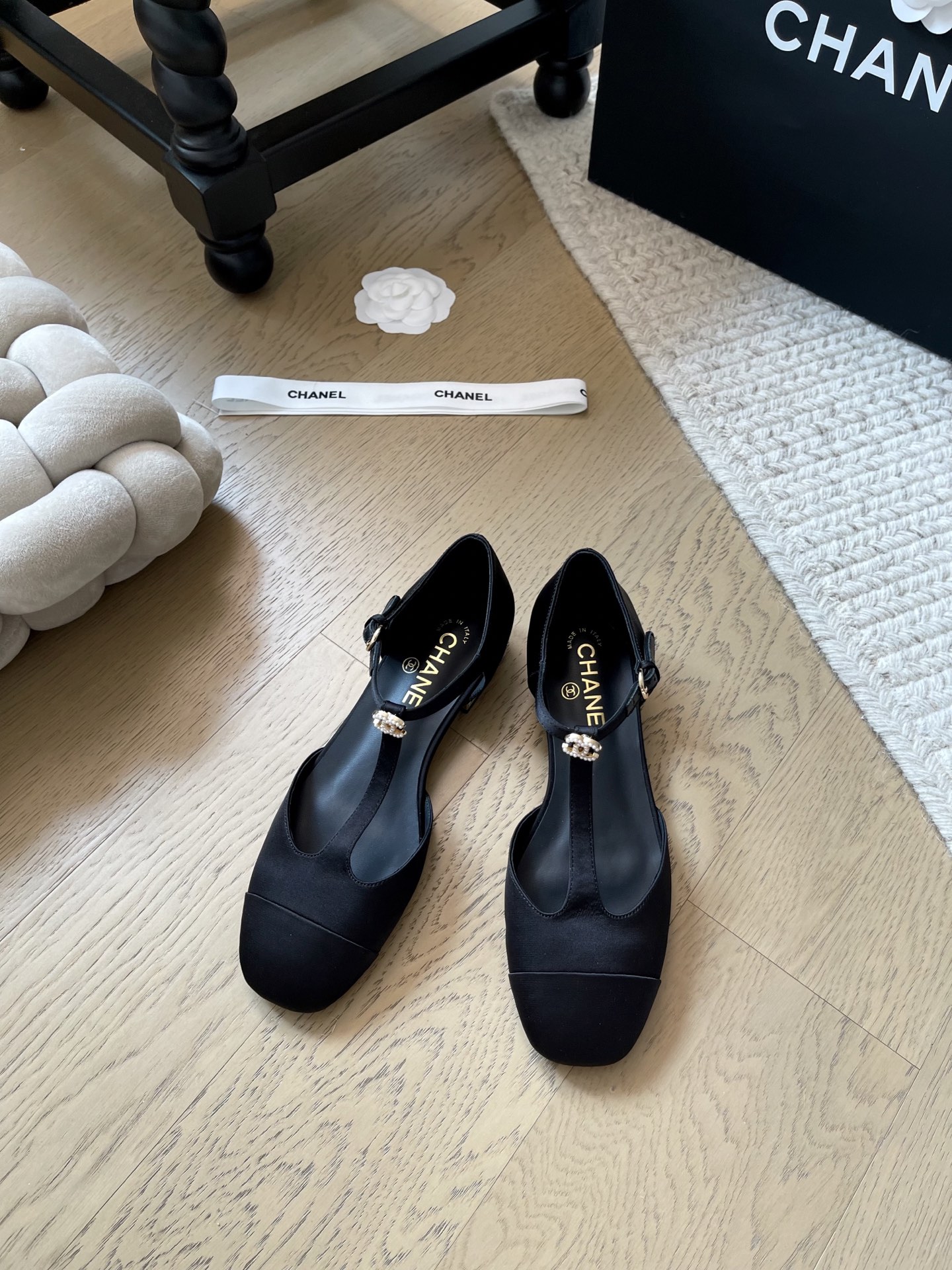 NO:439330,Chanel25K new Mary Jane pearl shoes!  Top version!  First sale, silk upper/skin footbed sheepskin genuine leather sole size 34-41 '34 40 41 non-return and exchange', Mary Jane, chanel, mary jane, sheepskin, real silk19860909Chanel25K新款玛丽珍珍珠单鞋！ 顶级版本！抢先发售 鞋面真丝/羊皮 垫脚羊皮 真皮底 码数34-41 「34 40 41不退换」,玛丽珍,chanel,mary jane,sheepskin,real silk,Women's Shoes