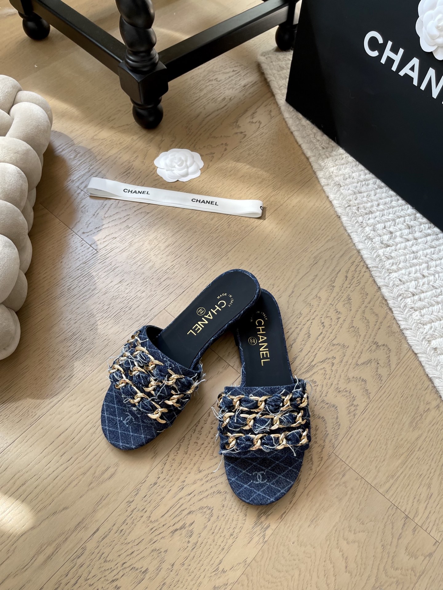 NO:439323,Chanel25K new chain slipper series!  Top version!  First sale, upper sheepskin footbed sheepskin genuine leather sole size 34-41 '34 40 41 no return or exchange', slippers, chanel, slippers, sheepskin19860909Chanel25K新款链条拖鞋系列！ 顶级版本！抢先发售 鞋面羊皮 垫脚羊皮 真皮底 码数34-41 「34 40 41不退换」,拖鞋,chanel,slippers,sheepskin,Women's Shoes
