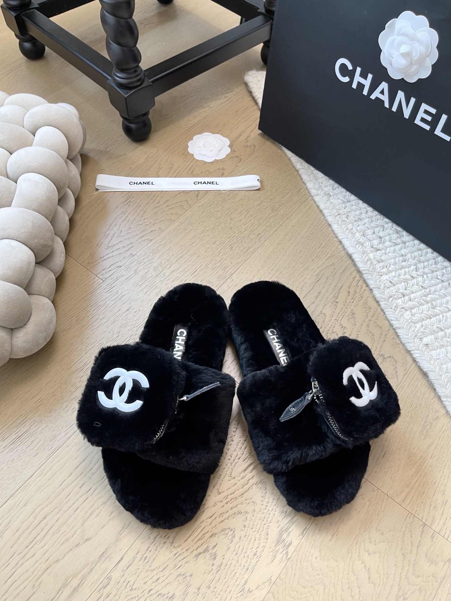 NO:439294,Chanel 25B new schoolbag buckle wool slippers!  Top version!  First sale, real wool upper, footbed wool original non-slip sole, size 34-40 '34 40 custom-made non-return and exchange', wool shoes, chanel, slippers19860909Chanel 25B新款书包扣羊毛拖鞋！ 顶级版本！抢先发售 鞋面真羊毛 垫脚羊毛 原版防滑大底 码数34-40 「 34 40定制不退换」,毛毛鞋,chanel,slippers,Women's Shoes