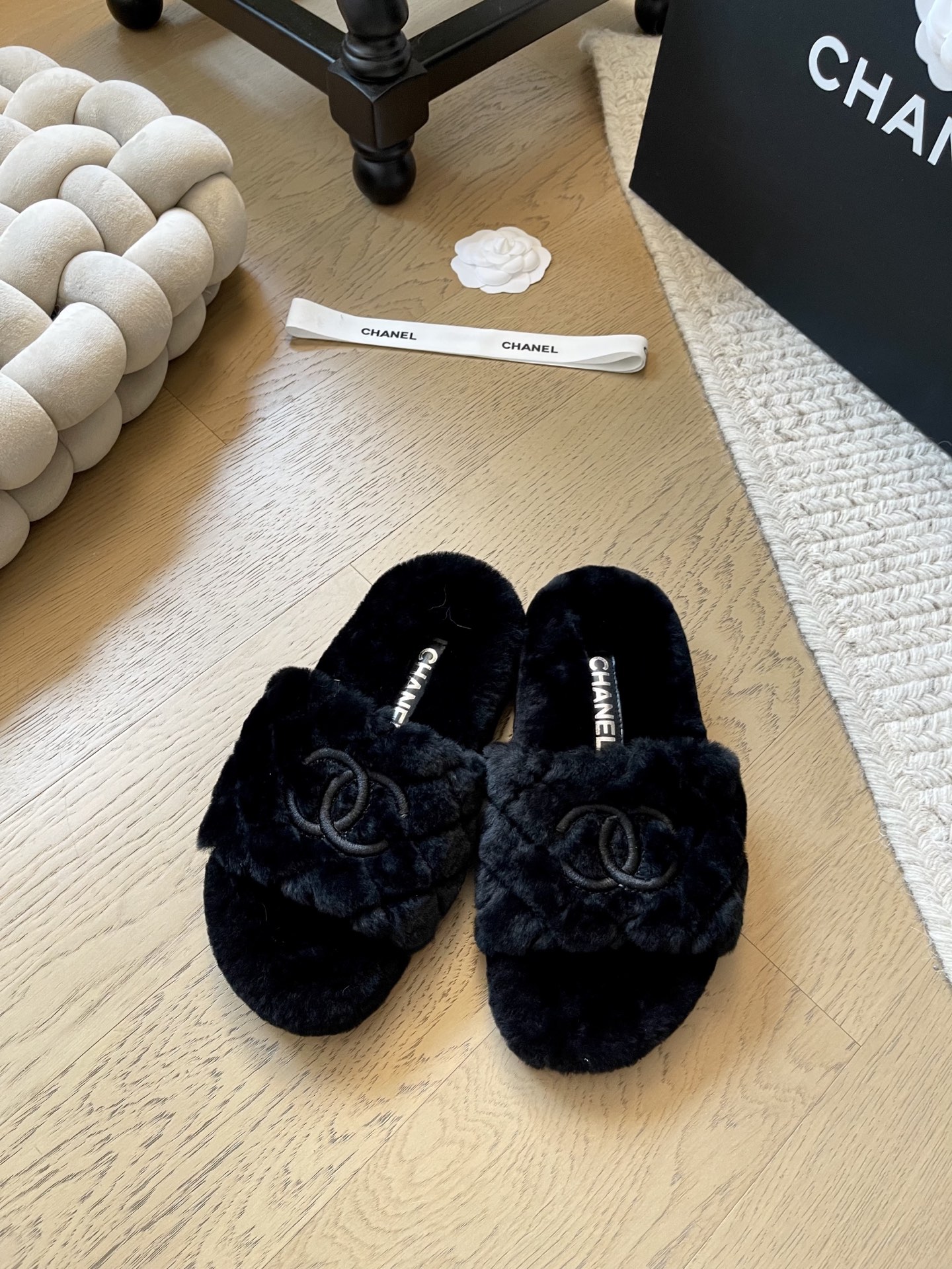 NO:439300,Chanel 25B new lamb fur slippers!  Top version!  First sale, real wool upper, footbed wool original non-slip sole, size 34-40 '34 40 custom-made non-return and exchange', wool shoes, chanel, slippers19860909Chanel 25B新款羊羔毛拖鞋！ 顶级版本！抢先发售 鞋面真羊毛 垫脚羊毛 原版防滑大底 码数34-40 「 34 40定制不退换」,毛毛鞋,chanel,slippers,Women's Shoes