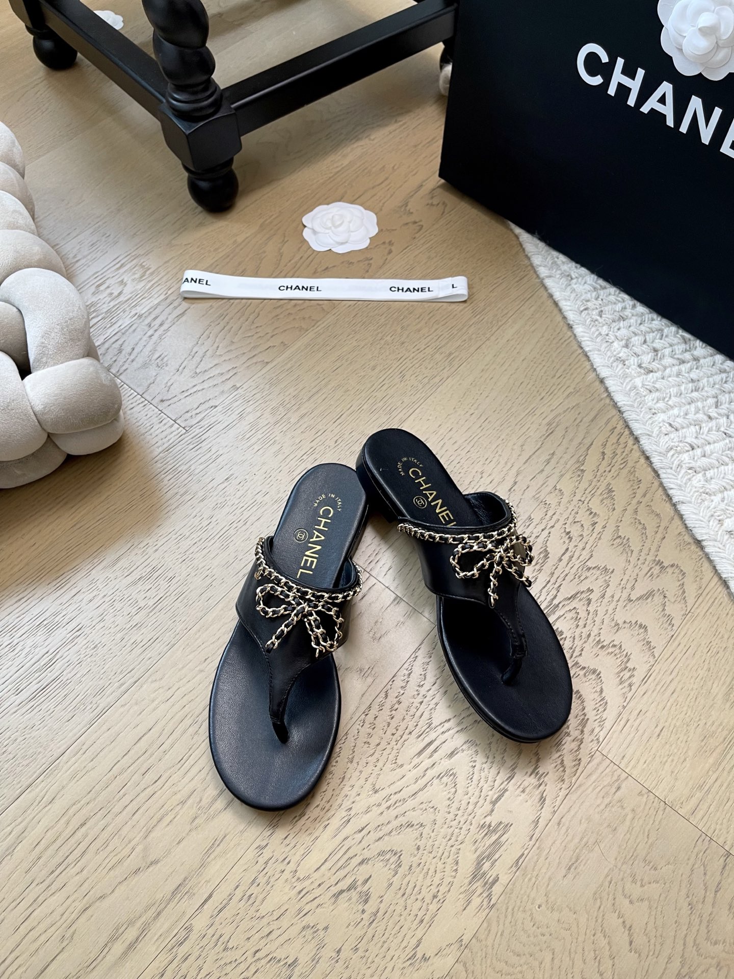 NO:439280,Chanel 25A new chain semi-torque series!  Top version!  Get on sale first, upper sheepskin/denim, inner sheepskin, genuine leather outsole, original custom chain!  Number of codes 34-41 '34 40 41 Customized No Return or Exchange', Slippers, Chanel, slippers, sheepskin, Leather soles19860909Chanel 25A新款链条半拖系列！ 顶级版本！抢先发售 鞋面羊皮/牛仔布 内里羊皮 真皮大底 原版定制链条！ 码数34-41「34 40 41定制不退不换」,拖鞋,chanel,slippers,sheepskin,Leather soles,Women's Shoes