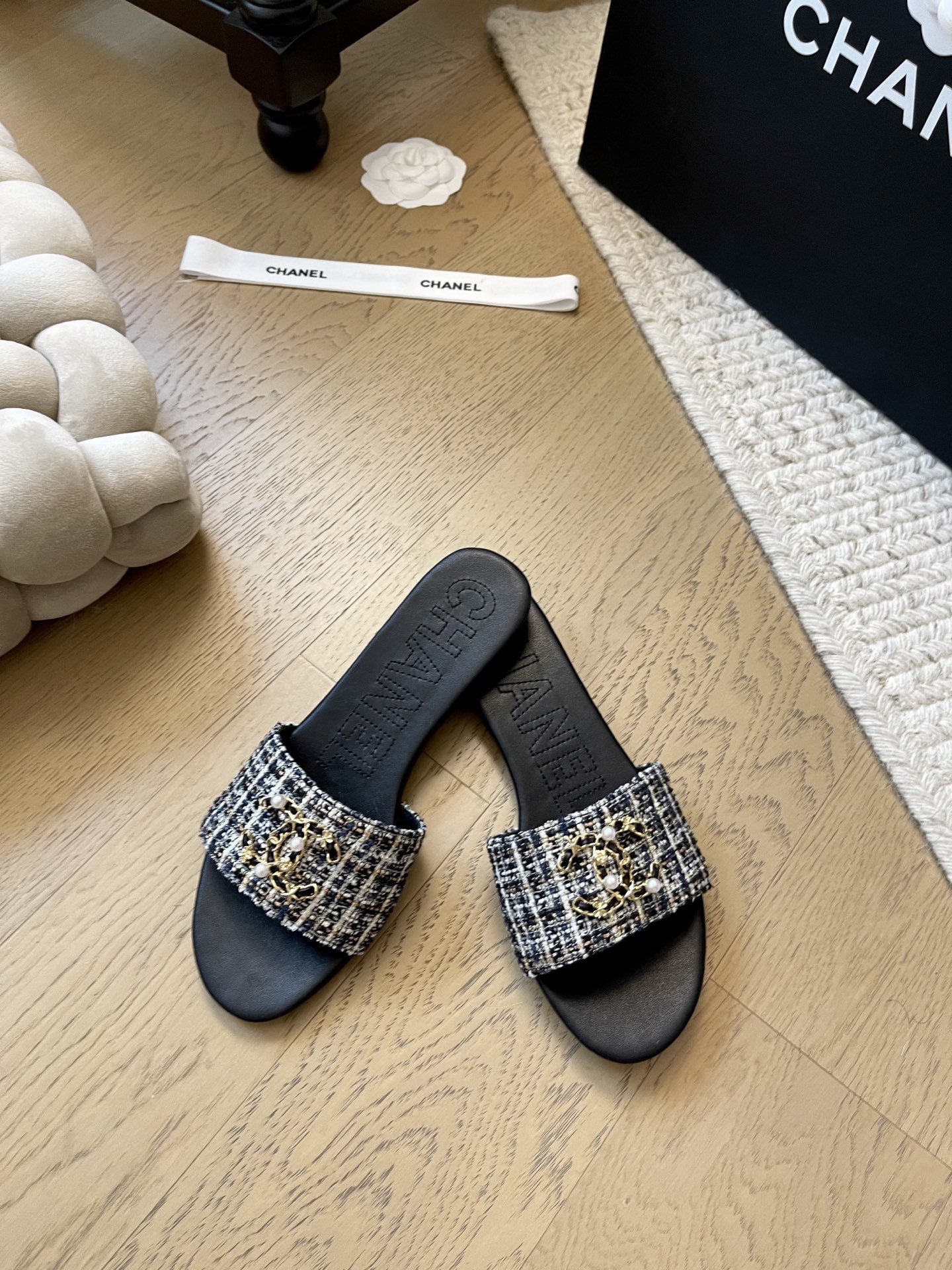 NO:439309,Chanel 25K new double C pearl slippers!  Top version!  Get ready for sale, upper Niclo/cowhide, footbed sheepskin, genuine leather sole!  Number of codes 34-41 '34 40 41 Customized No Return or Exchange', Slippers, Chanel, Slippers, Cowhide, Sheepskin, Leather Soles19860909Chanel 25K新款双C珍珠拖鞋！ 顶级版本！抢先发售 鞋面妮布/牛皮 垫脚羊皮 真皮大底！ 码数34-41「34 40 41定制不退不换」,拖鞋,chanel,slippers,cowhide,sheepskin,Leather soles,Women's Shoes