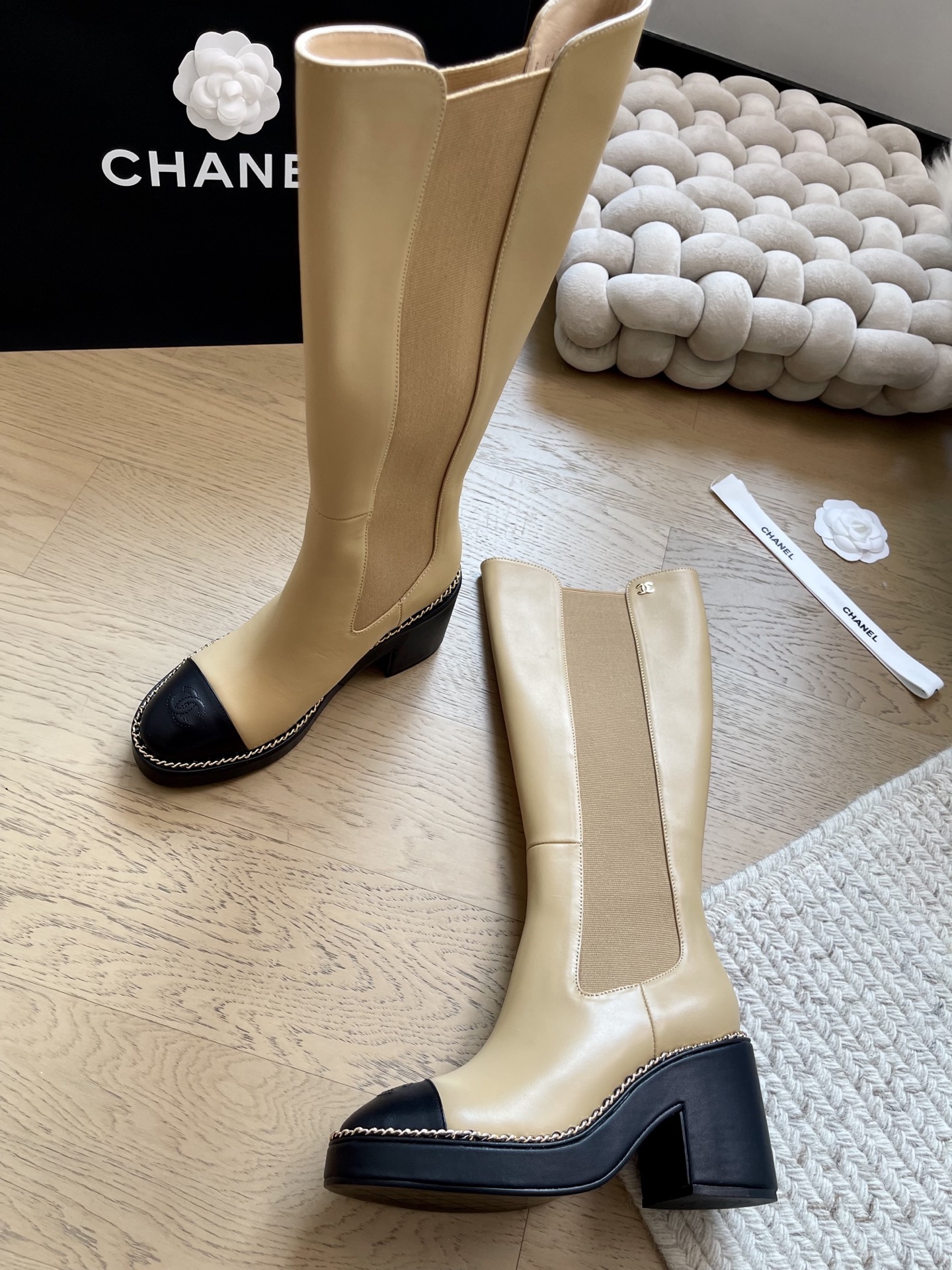 NO:463823,Chanel 25K autumn and winter new chain Martin boots top version!  First release ~ Cowhide upper, inner sheepskin original outsole size 34-41 '34 40 41 custom made without return and exchange', boots, chanel, boots, cowhide, sheepskin19860909Chanel 25K秋冬新款链条马丁靴 顶级版本！抢先发售~ 鞋面牛皮 内里羊皮 原版大底 码数34-41 「34 40 41定制不退换」,靴子,chanel,boots,cowhide,sheepskin,Women's Shoes