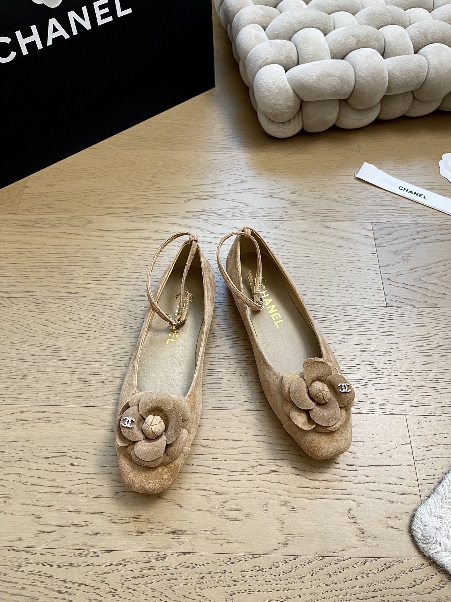 NO:463815,Chanel 25K spring and summer new camellia single shoe series, the upper is imported lambskin inner footbed mixed-bred sheepskin Italian A-grade leather outsole, heel height 1.5cm, size 35-41 '40 41 customization, no return or replacement', single shoes, chanel, sheepskin, Leather soles19860909Chanel 25K春夏新款山茶花单鞋系列 鞋面采用进口小羊皮内里垫脚混种羊皮 意大利A级真皮大底 跟高1.5cm 码数35-41 「40 41定制不退不换」,单鞋,chanel,sheepskin,Leather soles,Women's Shoes