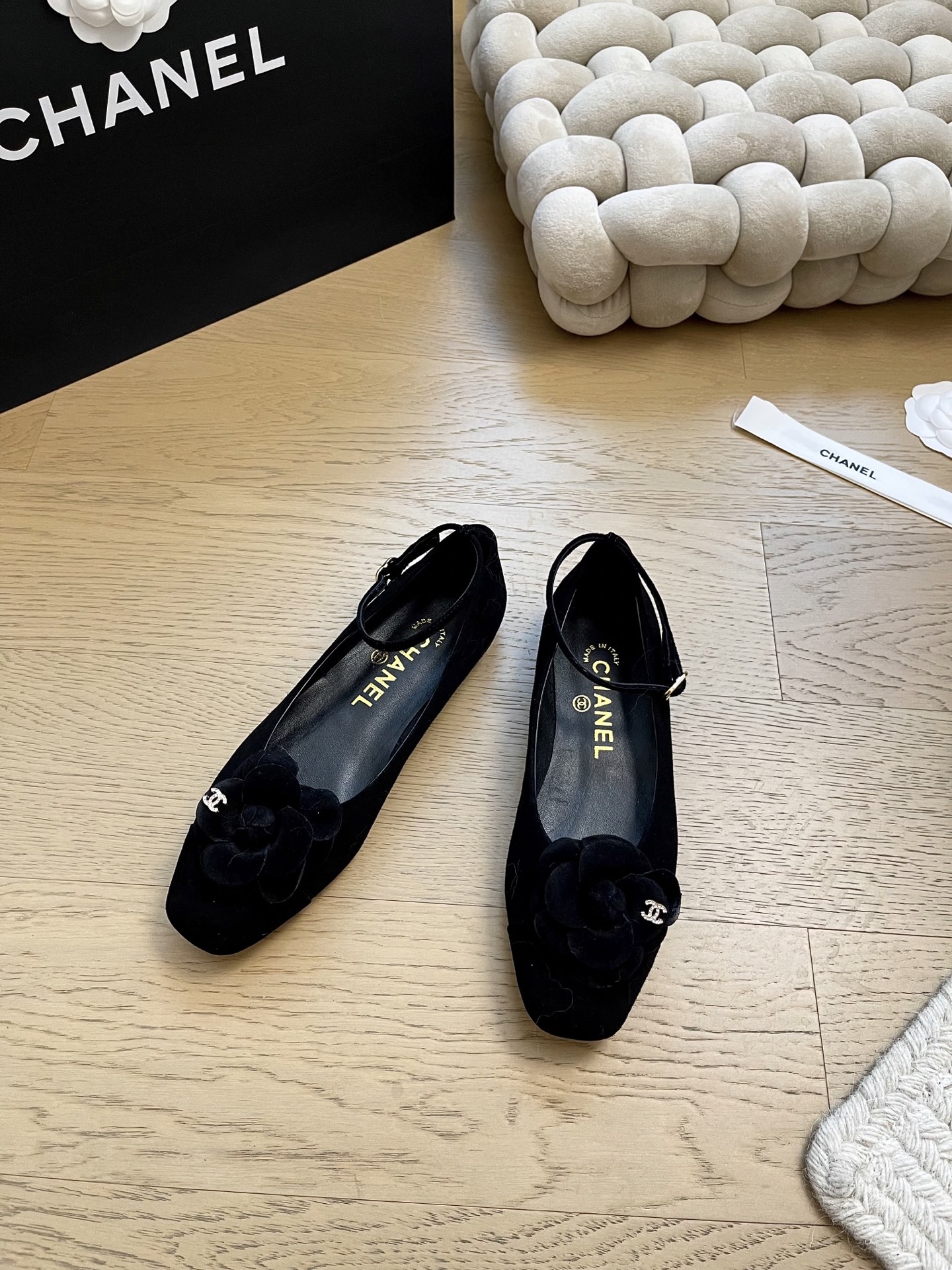 NO:464284,Chanel 25K spring and summer new camellia single shoe series, the upper is imported lambskin inner footbed mixed-bred sheepskin Italian A-grade leather outsole, heel height 1.5cm, size 35-41 '40 41 customization, no return or replacement', single shoes, chanel, sheepskin, Leather soles19860909Chanel 25K春夏新款山茶花单鞋系列 鞋面采用进口小羊皮内里垫脚混种羊皮 意大利A级真皮大底 跟高1.5cm 码数35-41 「40 41定制不退不换」,单鞋,chanel,sheepskin,Leather soles,Women's Shoes