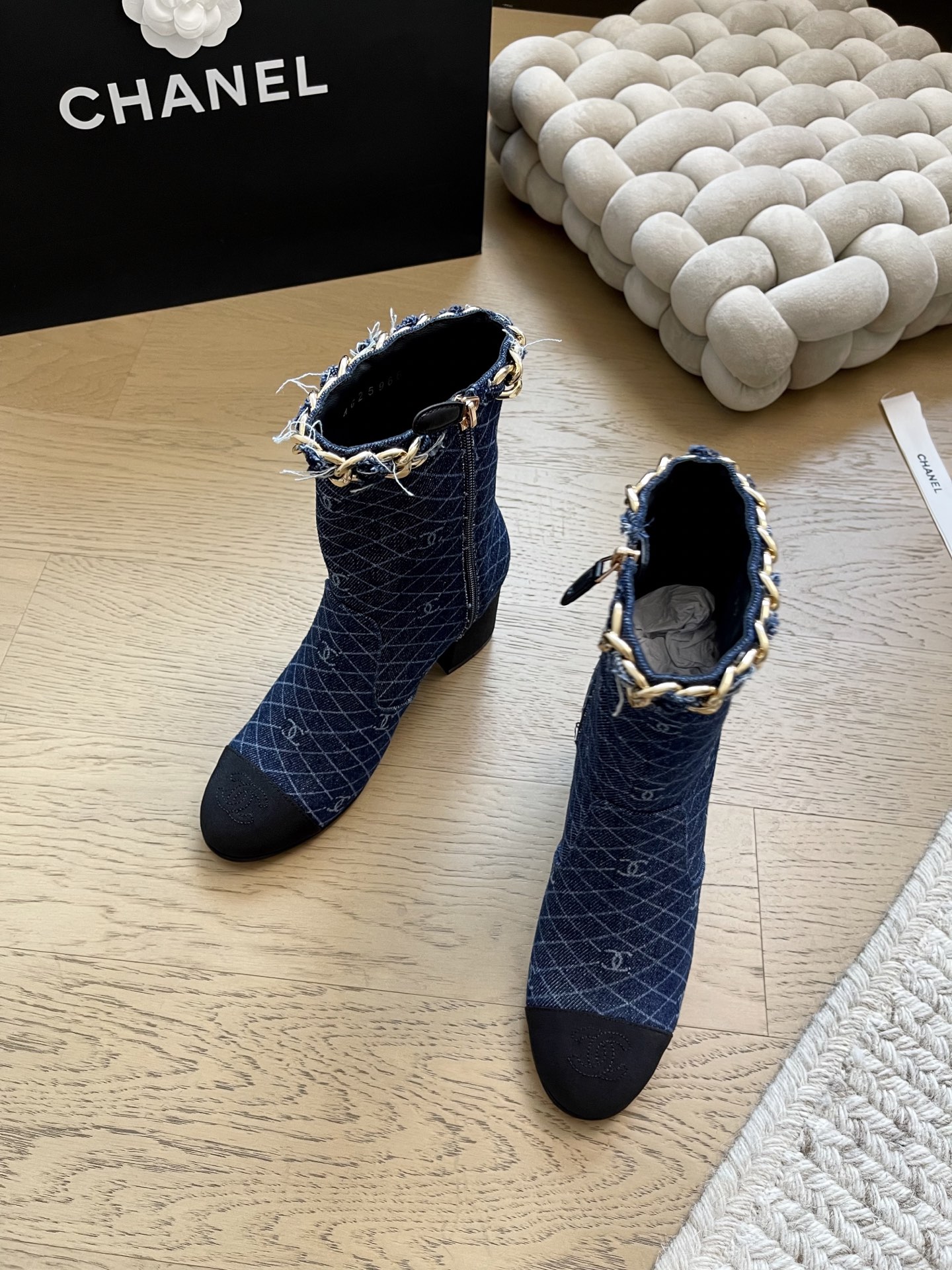 NO:480790,Chanel 25k new chain boots series!  Top version!  Get ready for sale, upper sheepskin inner sheepskin leather outsole size 34-41 '34 40 41 Customized, no return or replacement', boots, chanel, boots, sheepskin, Leather soles19860909Chanel 25k新款链条短靴系列！ 顶级版本！抢先发售 鞋面羊皮 内里羊皮 真皮大底 码数34-41 「34 40 41定制不退不换」,靴子,chanel,boots,sheepskin,Leather soles,Women's Shoes