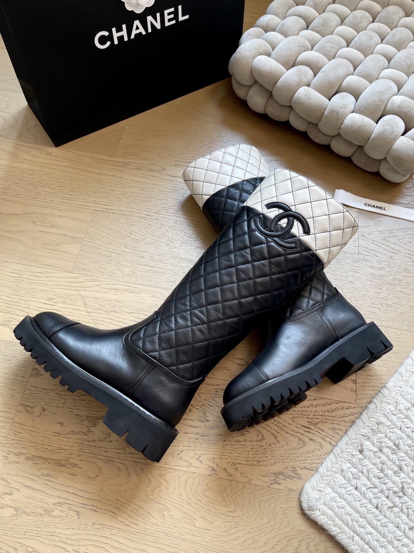 NO:480815,Chanel classic autumn and winter knight boots collection!  Evergreen style!  Must-in-one items in autumn and winter~ The retro design and double C color combination look very good!  The original custom lambskin on the upper is very soft, the inner imported sheepskin original non-slip sole, heel height 3cm, size 35-41 Customized non-return, boots, chanel, boots, sheepskin19860909Chanel 经典秋冬款骑士长靴系列！ 常青款！秋冬必入单品~ 复古设计搭配双C拼色非常好看！ 鞋面原版定制小羊皮非常柔软 内里进口羊皮 原版防滑大底 跟高3cm 码数35-41 定制不退换,靴子,chanel,boots,sheepskin,Women's Shoes