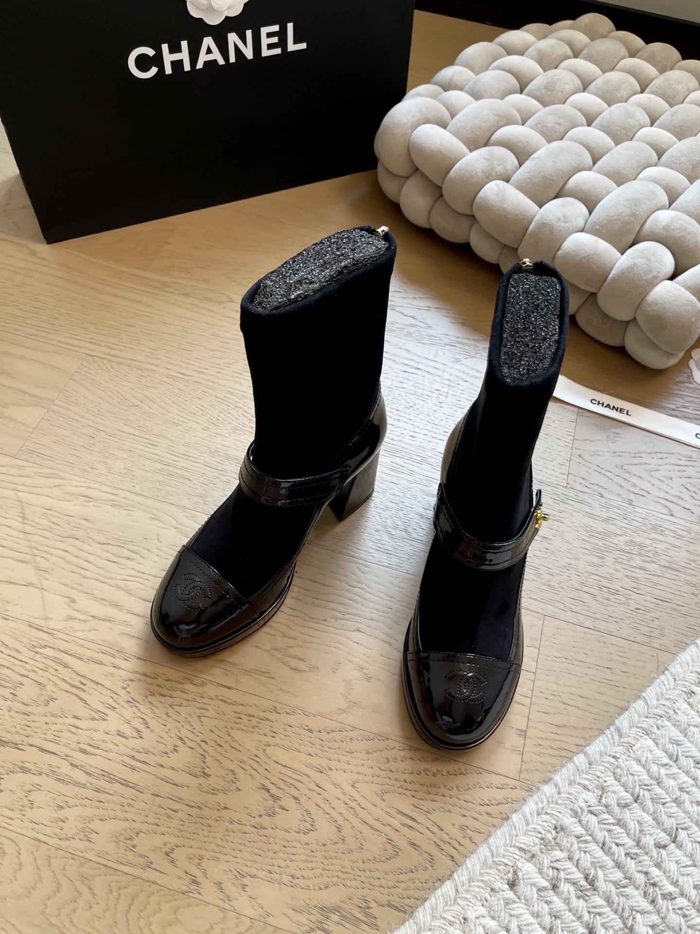 NO:480818,Chanel 25k autumn and winter thick heel short boots series!  Evergreen style!  Must-in-one items in autumn and winter~ Suede upper, imported sheepskin inside, original non-slip sole, heel height 8cm, size 35-41 '34 40 41 customization, no return and exchange', boots, chanel, boots, sheepskin, chamois leather19860909Chanel 25k秋冬款粗跟短靴系列！ 常青款！秋冬必入单品~ 鞋面麂皮绒 内里进口羊皮 原版防滑大底 跟高8cm 码数35-41 「34 40 41定制不退换」,靴子,chanel,boots,sheepskin,chamois leather,Women's Shoes
