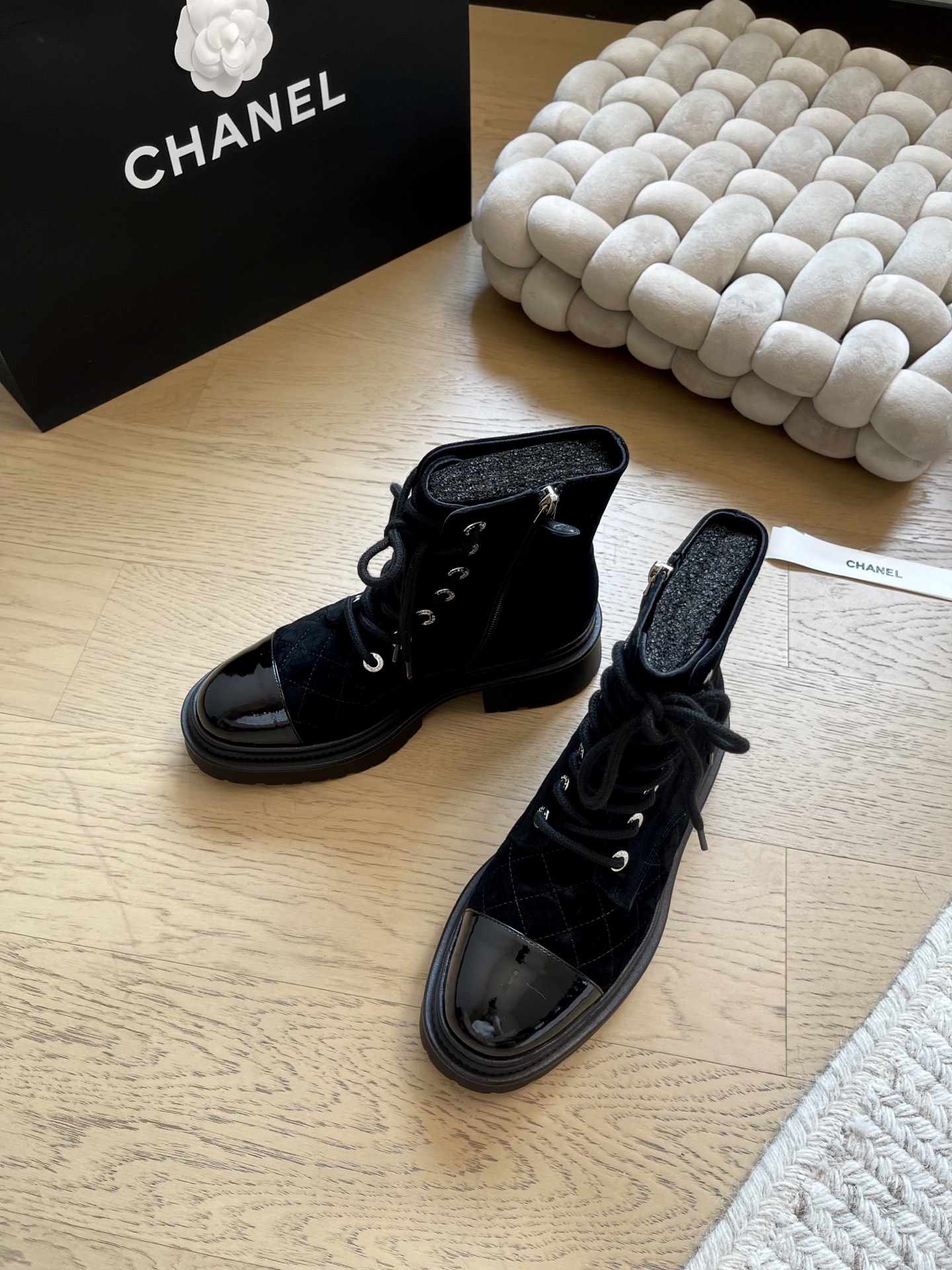 NO:480822,Chanel 25k autumn and winter thick-soled short boots series!  Evergreen style!  Must-in-one items in autumn and winter~ Cowhide upper, imported sheepskin inside, original non-slip sole, heel height 5cm, size 35-41 '34 40 41 customization, no return and exchange', boots, chanel, boots, cowhide, sheepskin19860909Chanel 25k秋冬款厚底短靴系列！ 常青款！秋冬必入单品~ 鞋面牛皮 内里进口羊皮 原版防滑大底 跟高5cm 码数35-41 「34 40 41定制不退换」,靴子,chanel,boots,cowhide,sheepskin,Women's Shoes