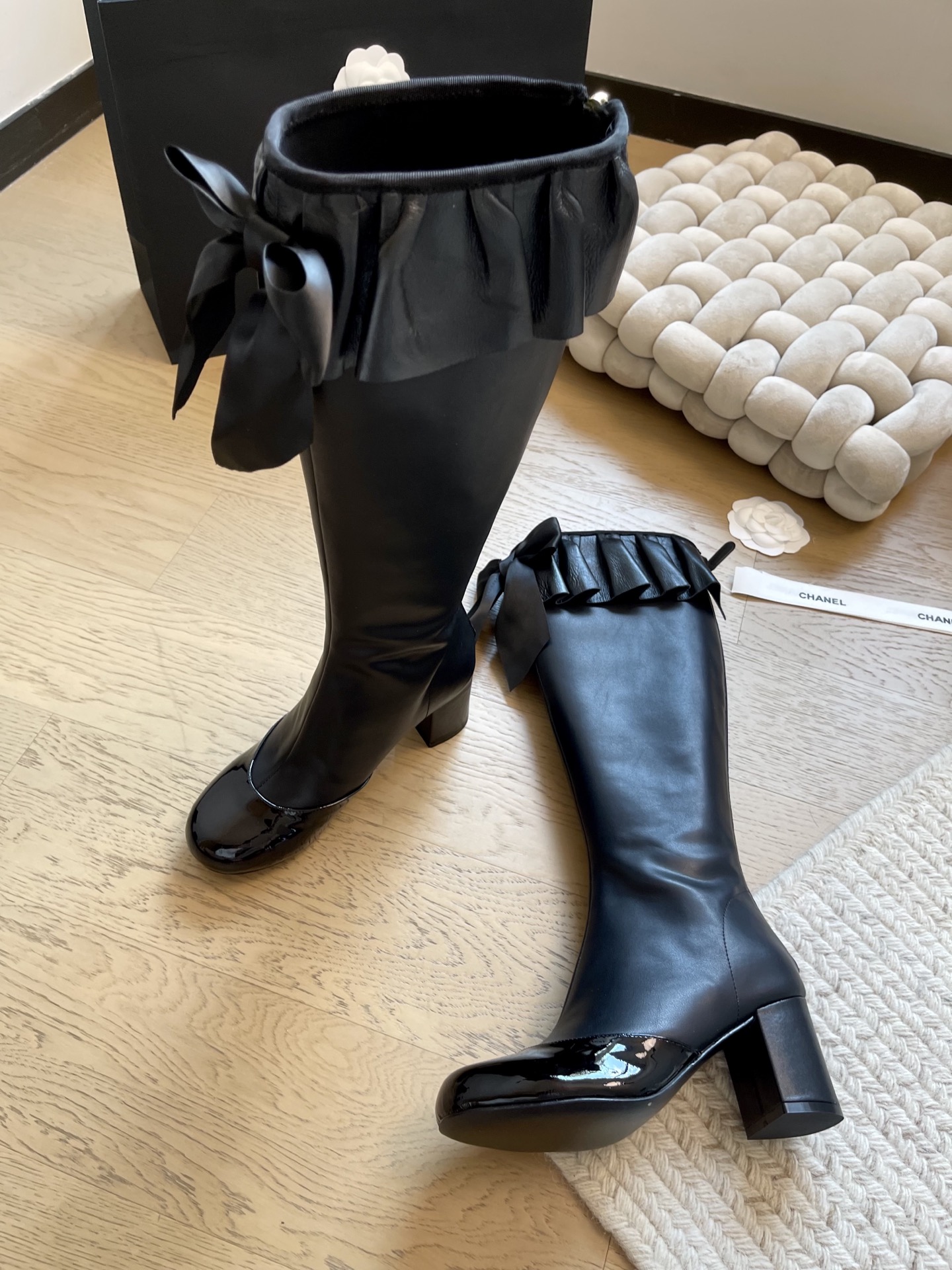 NO:480830,Chanel 25k autumn and winter thick heel bow long and short boot series!  Evergreen style!  Must-in-one items in autumn and winter~ Upper cowhide/cloth, imported sheepskin inside, original non-slip sole, heel height 6cm, size 35-41 '34 40 41 custom-made non-return and exchange', boots, chanel, boots, cowhide, sheepskin19860909Chanel 25k秋冬粗跟蝴蝶结长短靴系列！ 常青款！秋冬必入单品~ 鞋面牛皮/布面 内里进口羊皮 原版防滑大底 跟高6cm 码数35-41 「34 40 41定制不退换」,靴子,chanel,boots,cowhide,sheepskin,Women's Shoes