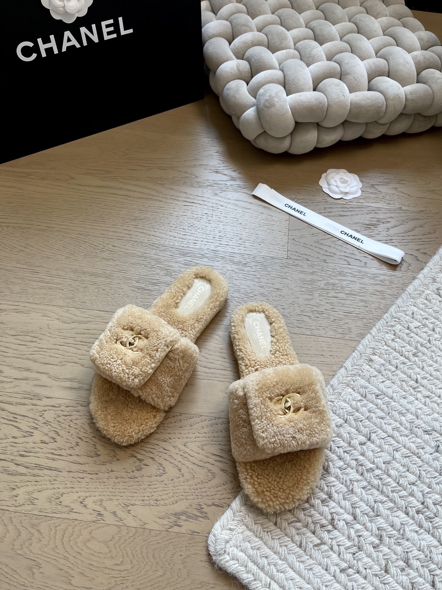 NO:480752,Chanel 25K autumn and winter new schoolbag buckle and mop!  Top version!  First sale, upper wool, inner fur integrated, genuine leather outsole, size 35-41 '40 41 non-return and exchange', fur shoes, chanel, slippers, Leather soles19860909Chanel 25K秋冬新款书包扣毛拖！ 顶级版本！抢先发售 鞋面羊毛 内里皮毛一体 真皮大底 码数35-41「40 41不退换」,毛毛鞋拖鞋,chanel,slippers,Leather soles,Women's Shoes