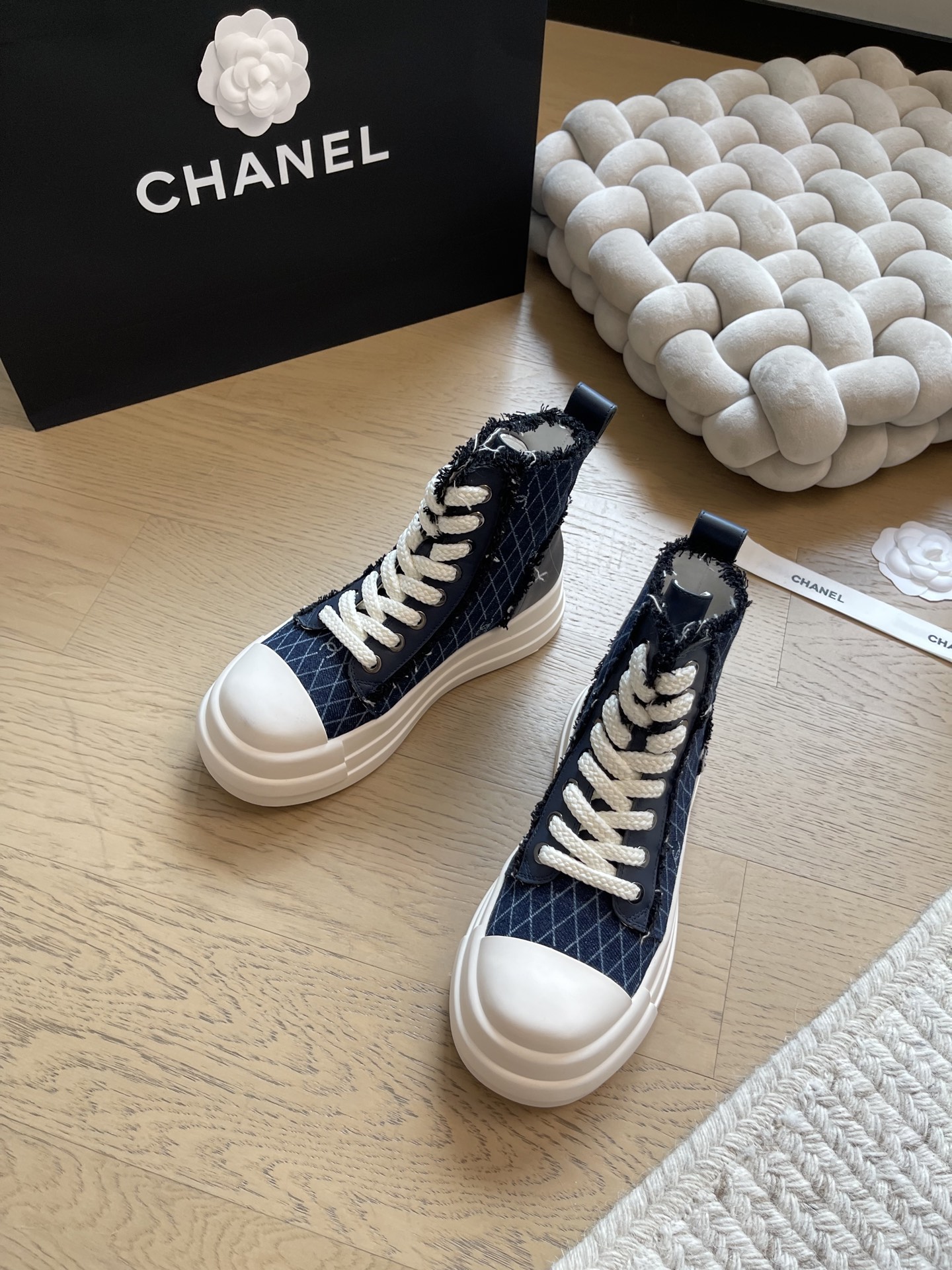 NO:480795,Chanel new high-top thick-soled sports white shoes!  Top version!  First sale, upper fabric, inner sheepskin, original non-slip sole, 6cm thick sole, size 35-40 '40 no return or exchange', boots, chanel, boots, sheepskin19860909Chanel 新款高帮厚底运动小白鞋！ 顶级版本！抢先发售 鞋面布面 内里羊皮 原版防滑大底 6cm厚底 码数35-40 「40不退换」,靴子,chanel,boots,sheepskin,Women's Shoes